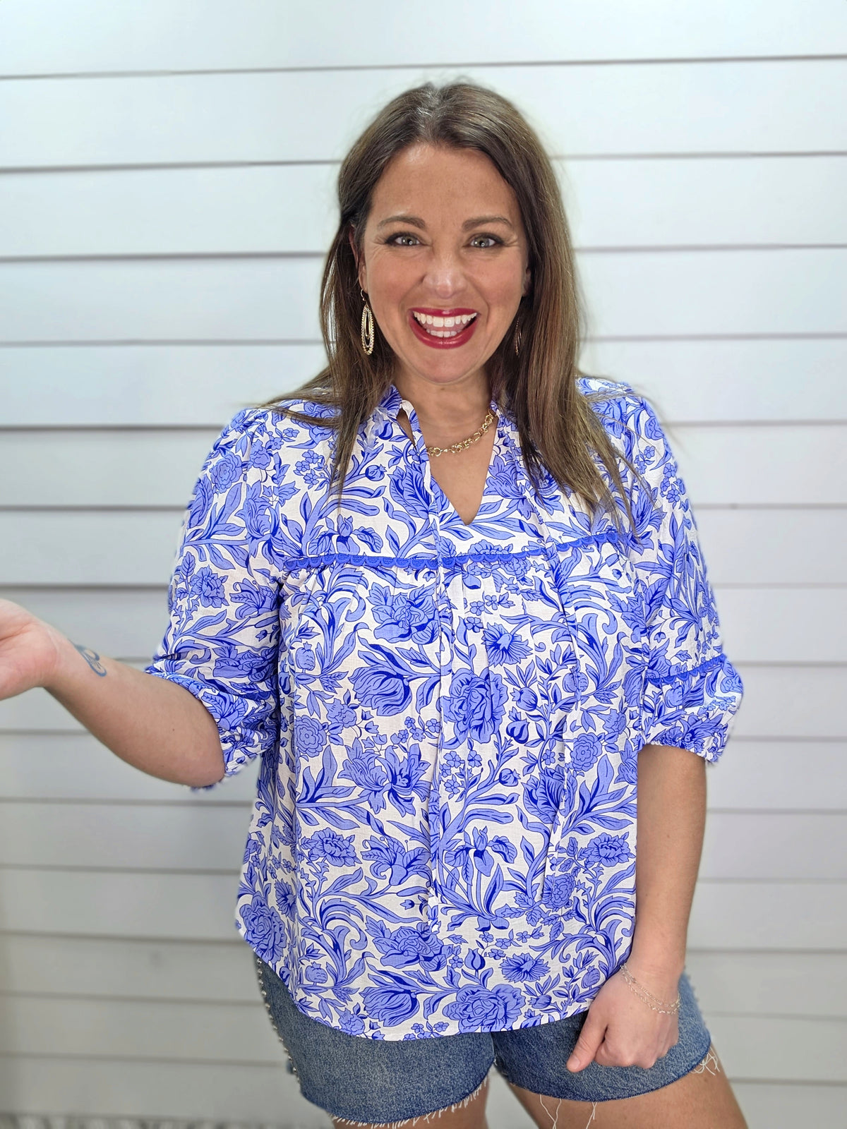BLUE/WHITE FLORAL SCALLOPED TRIM WOVEN PRINT TOP