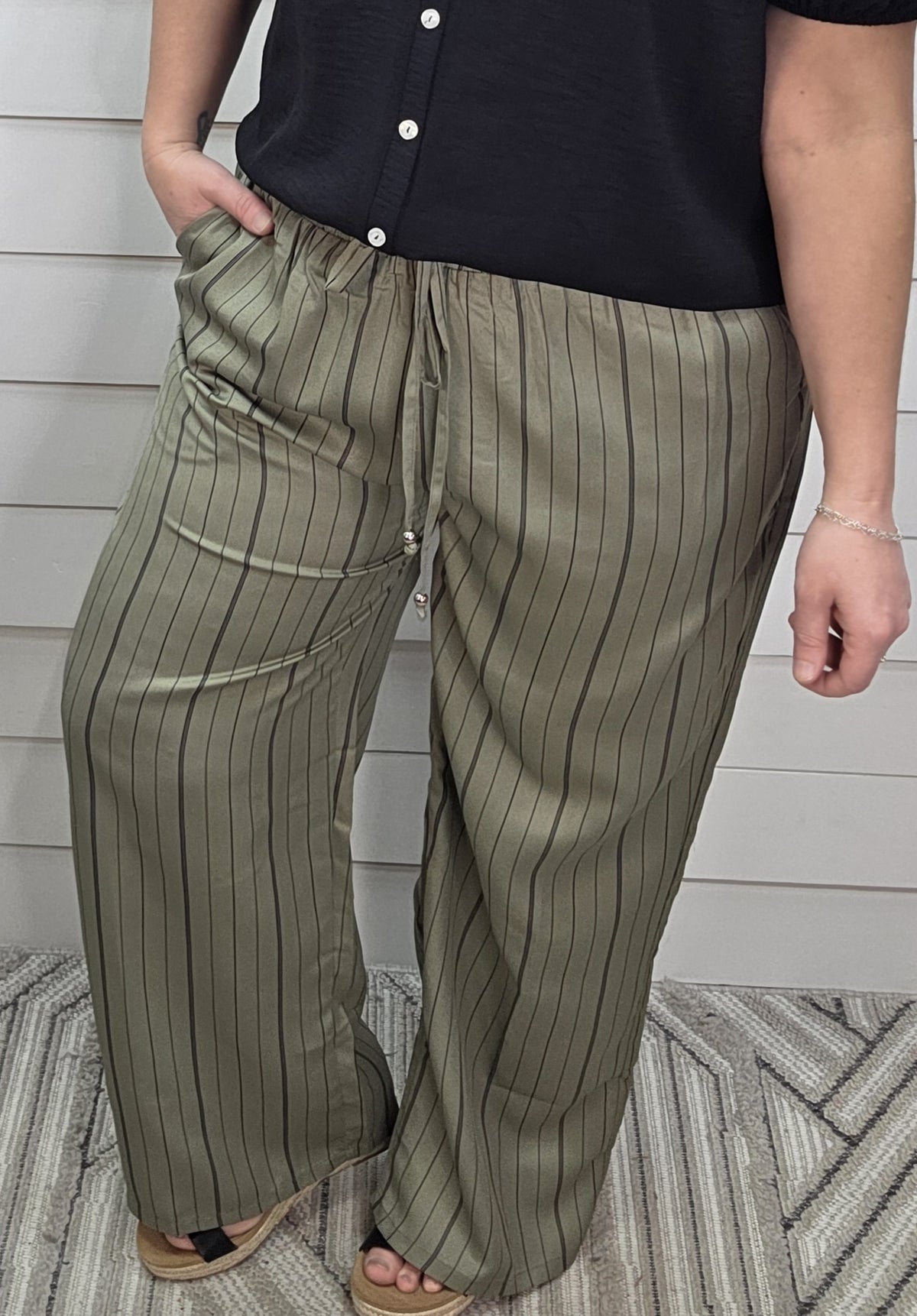 OLIVE PINSTRIPED ELASTIC WAIST PANT