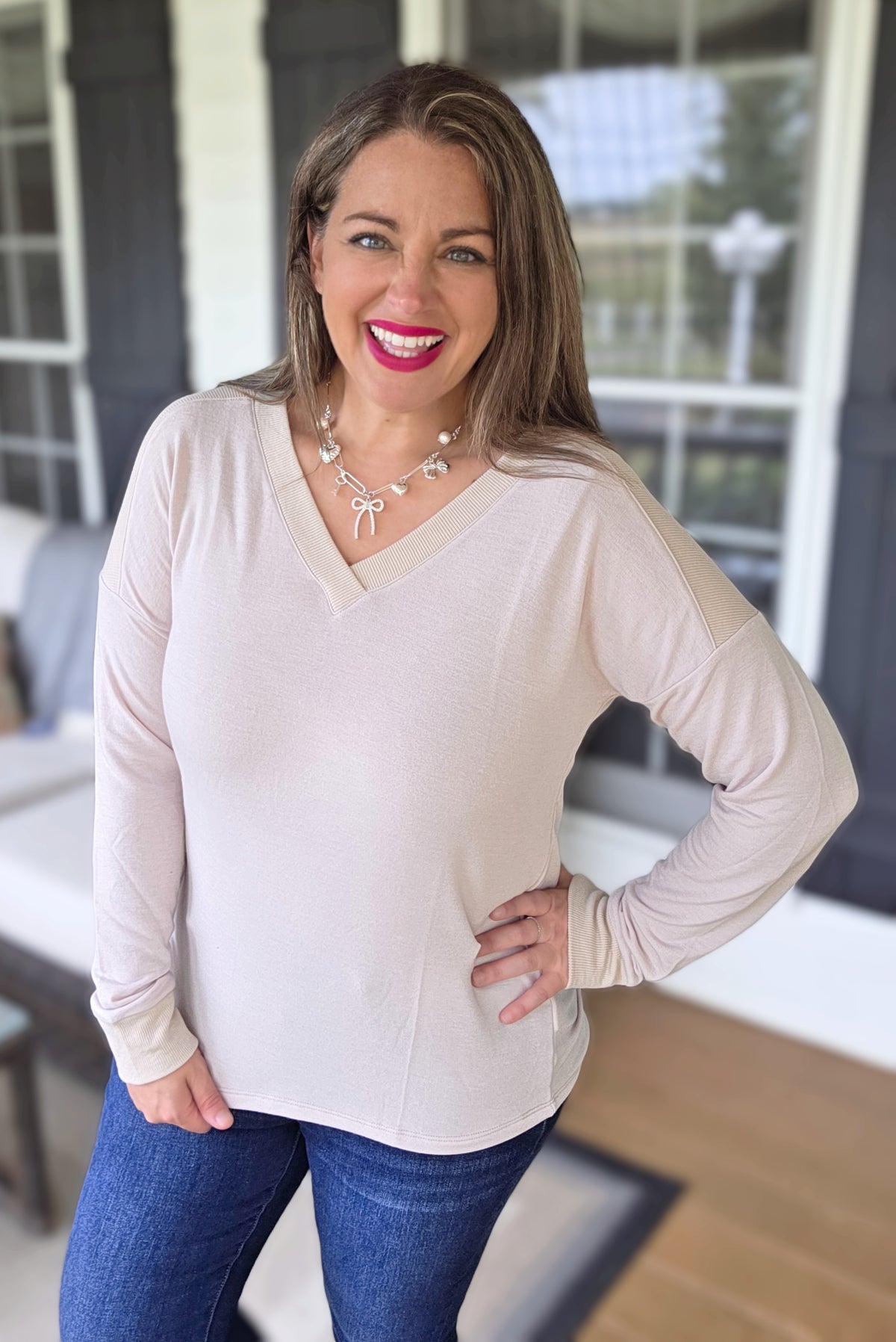 NATURAL V NECK FABRIC BLOCKED KNIT TOP