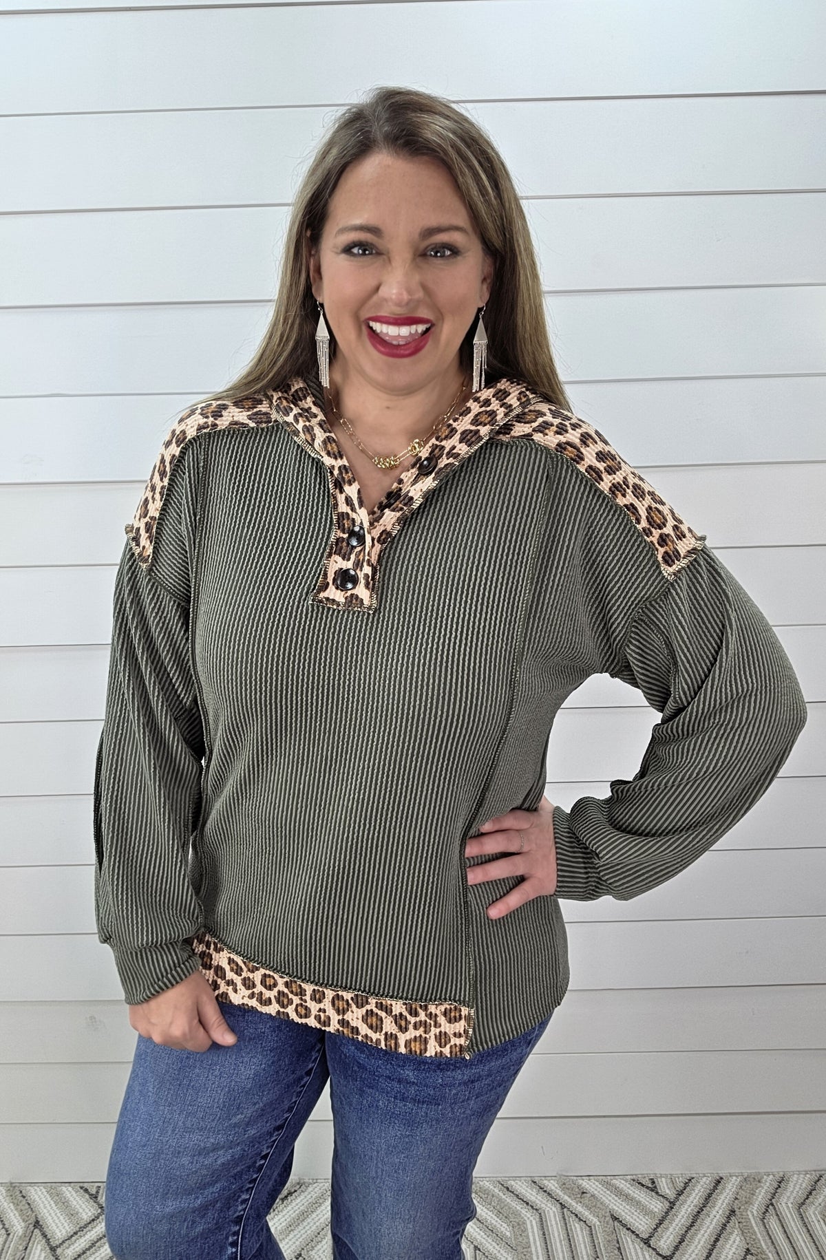 OLIVE RAISED RIBBED/ ANIMAL TRIM HOODED BUTTON TOP