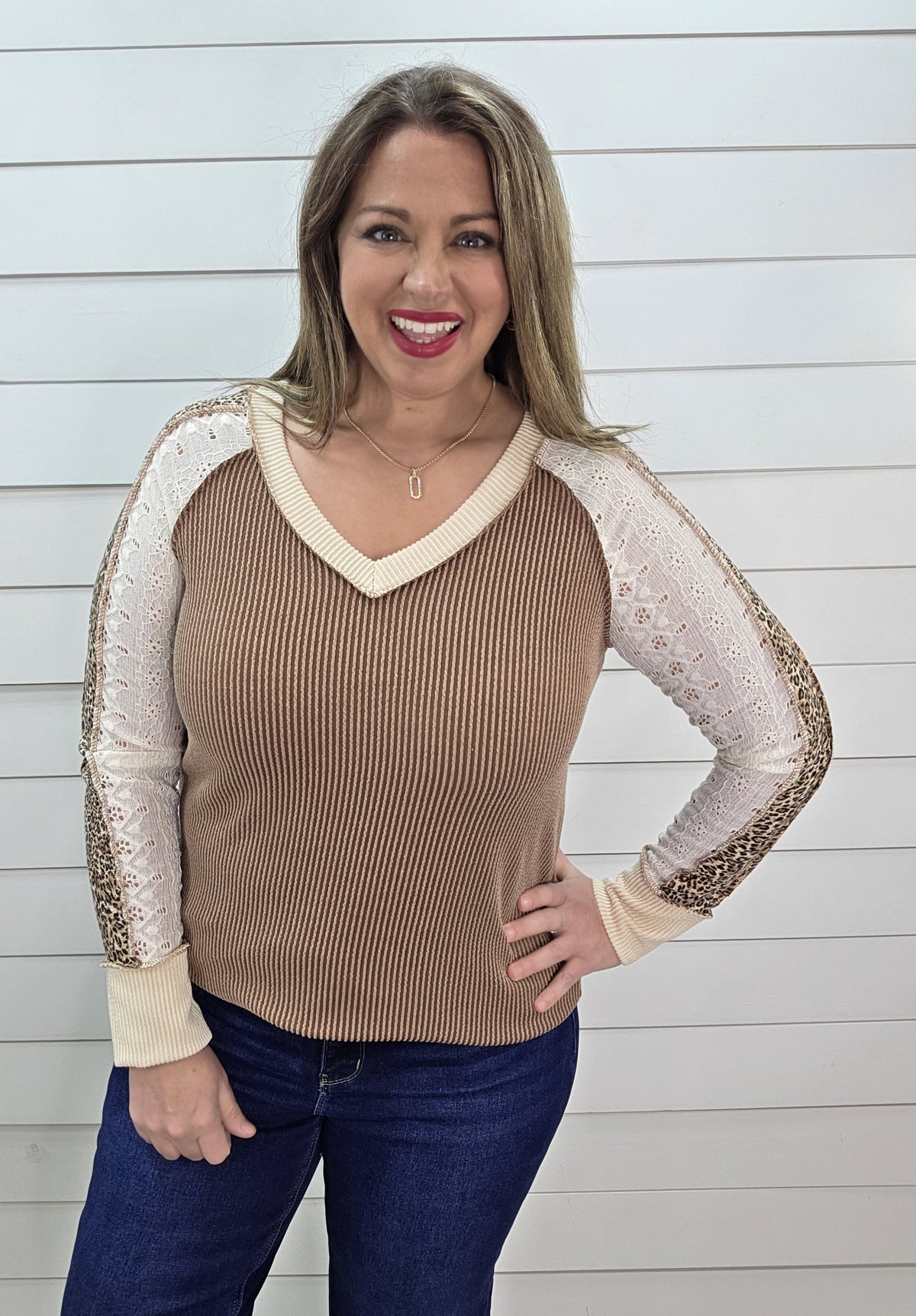 CHESTNUT RAISED RIBBED V NECK TOP W/ LACE/ANIMAL SLEEVE