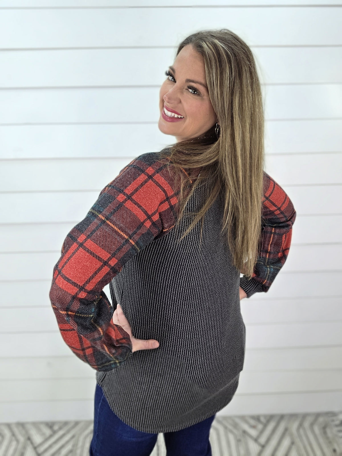 CHARCOAL RAISED RIBEED/PLAID SLEEVE CONTRAST TOP