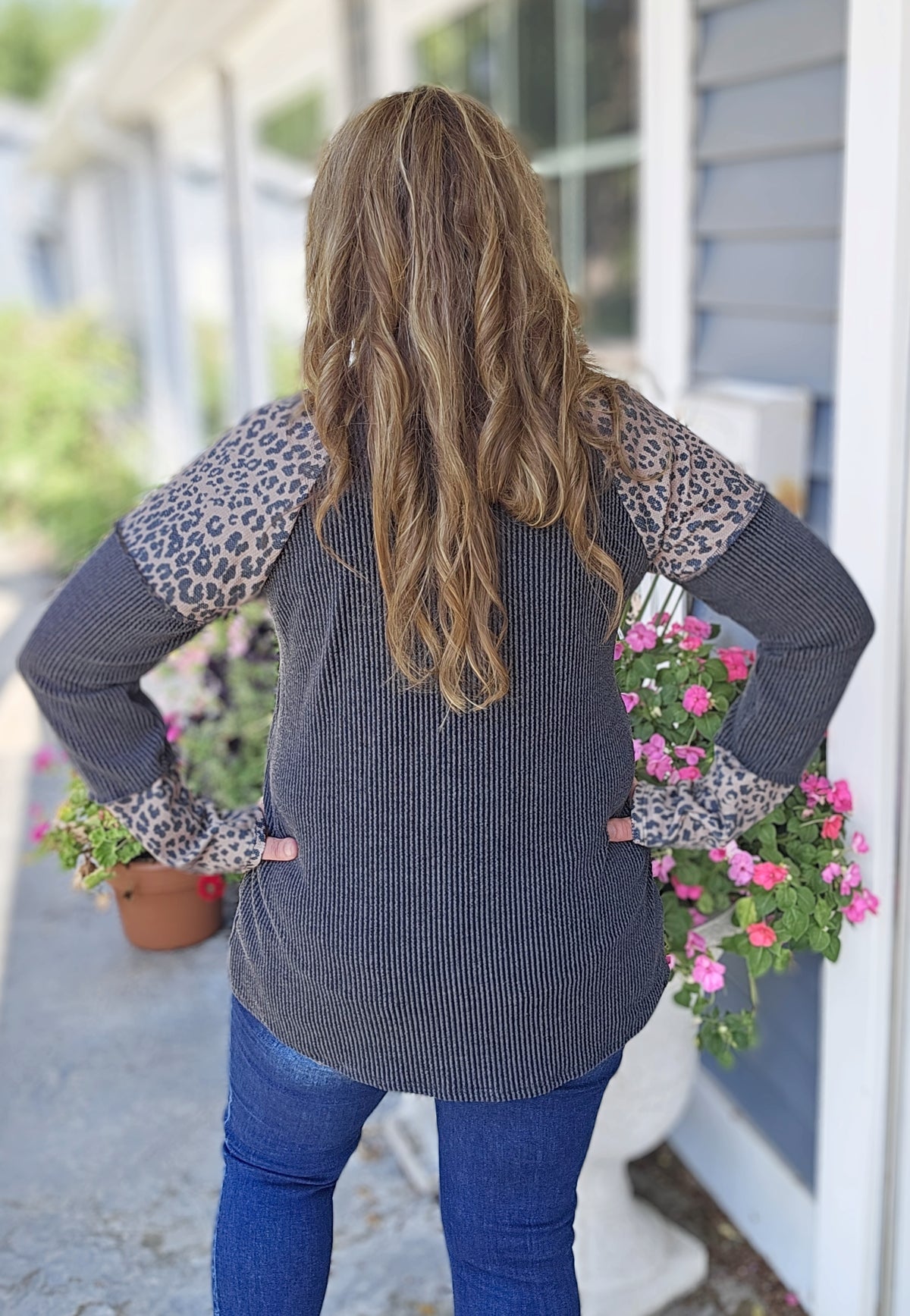 CHARCOAL RAISED RIBBED CENTER SEAM ANIMAL TRIM KNIT TOP