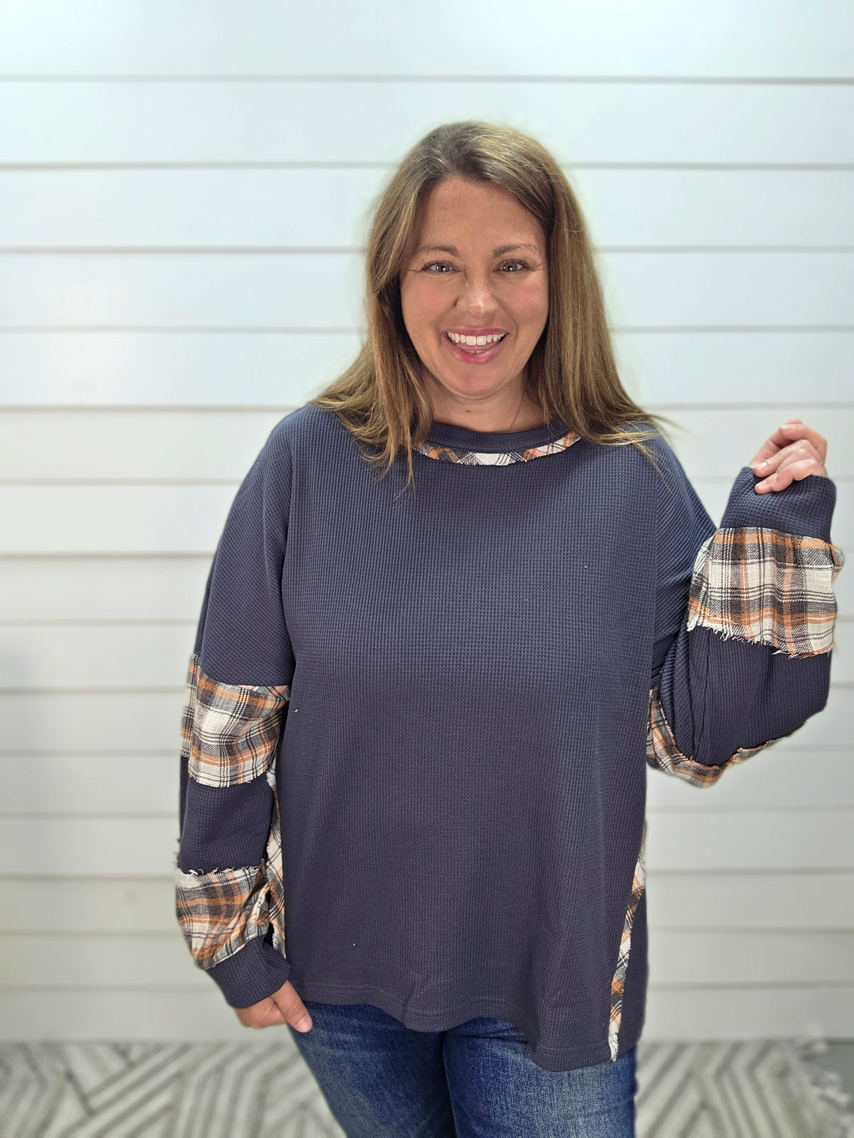 CHARCOAL WAFFLE TEXTURE/PLAID CONTRAST KNIT TOP