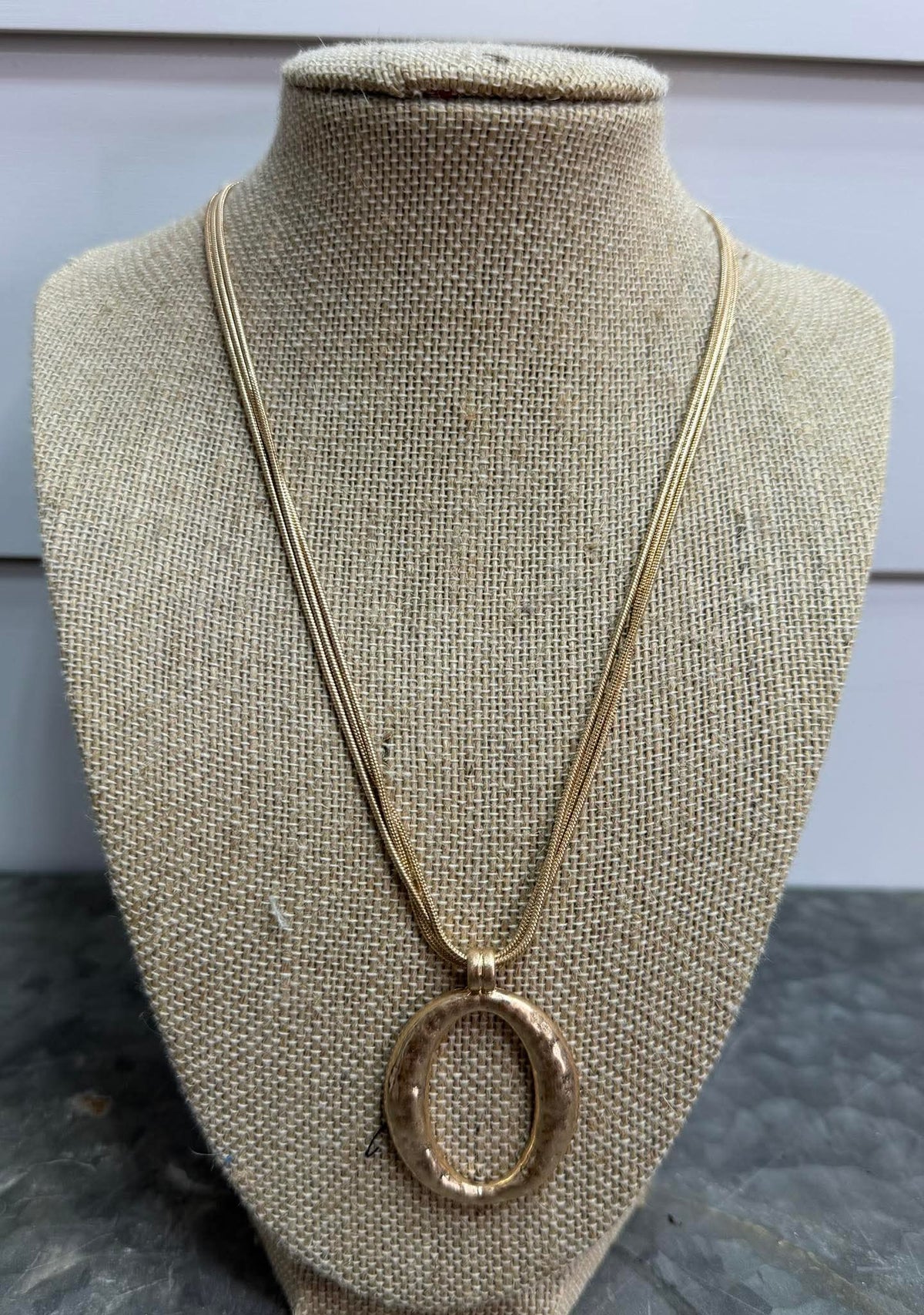 GOLD WORN CHAIN OVAL PENDANT NECKLACE