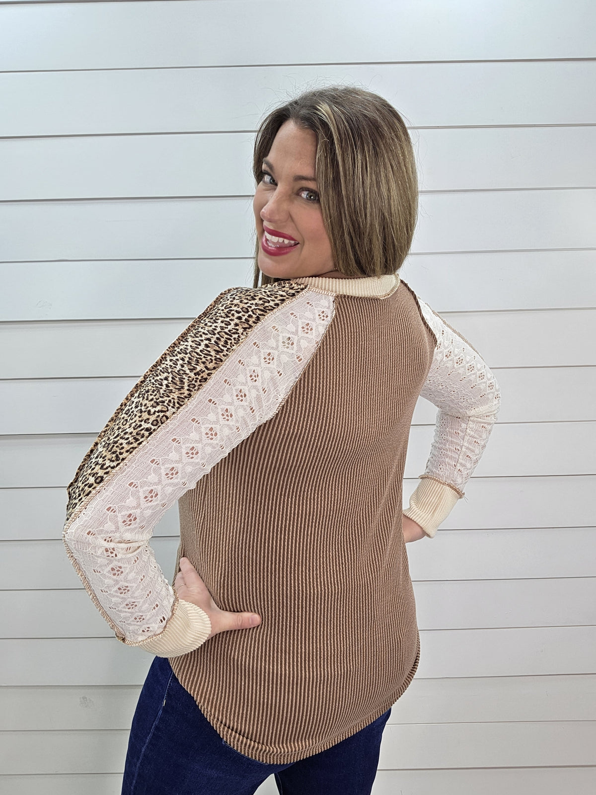CHESTNUT RAISED RIBBED V NECK TOP W/ LACE/ANIMAL SLEEVE