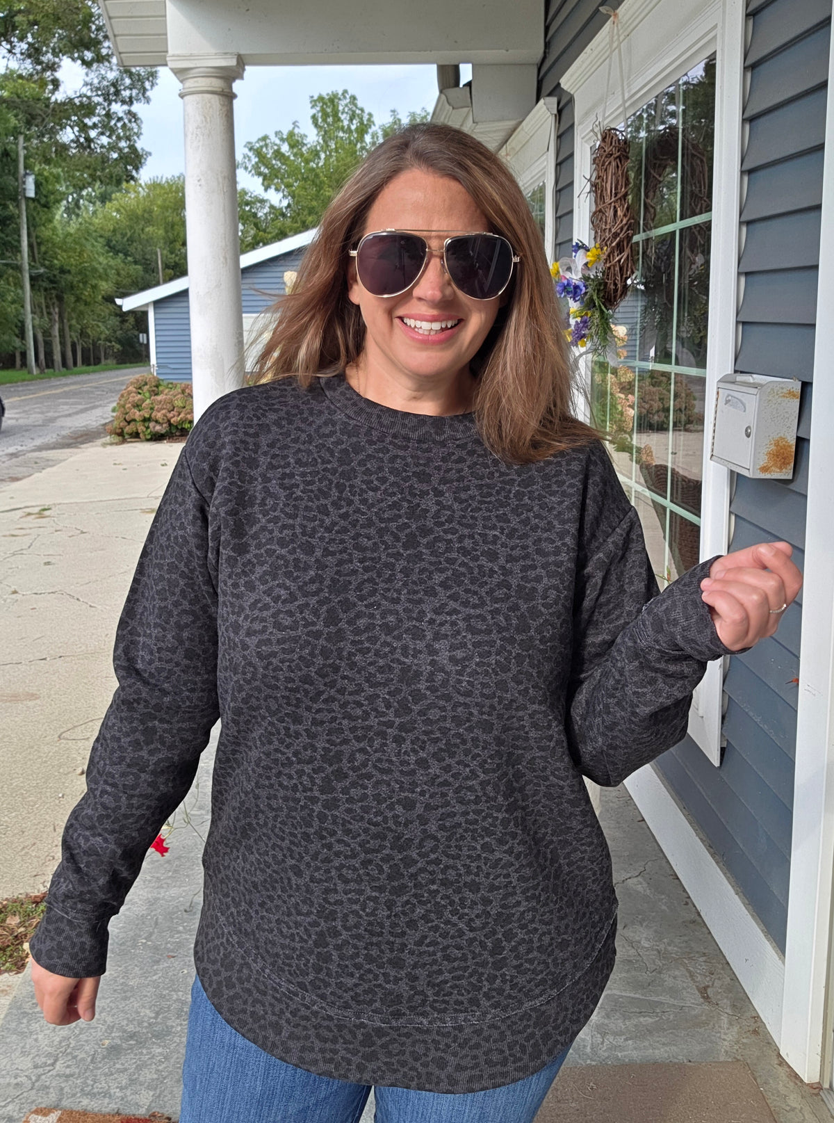 CHARCOAL LEAOPED FLEECE LINED CURVED HEM PULLOVER
