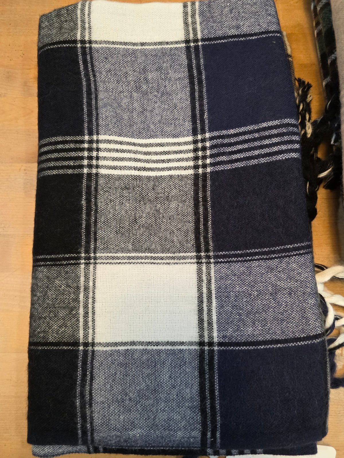 BLACK/WHITE PLAID SCARF