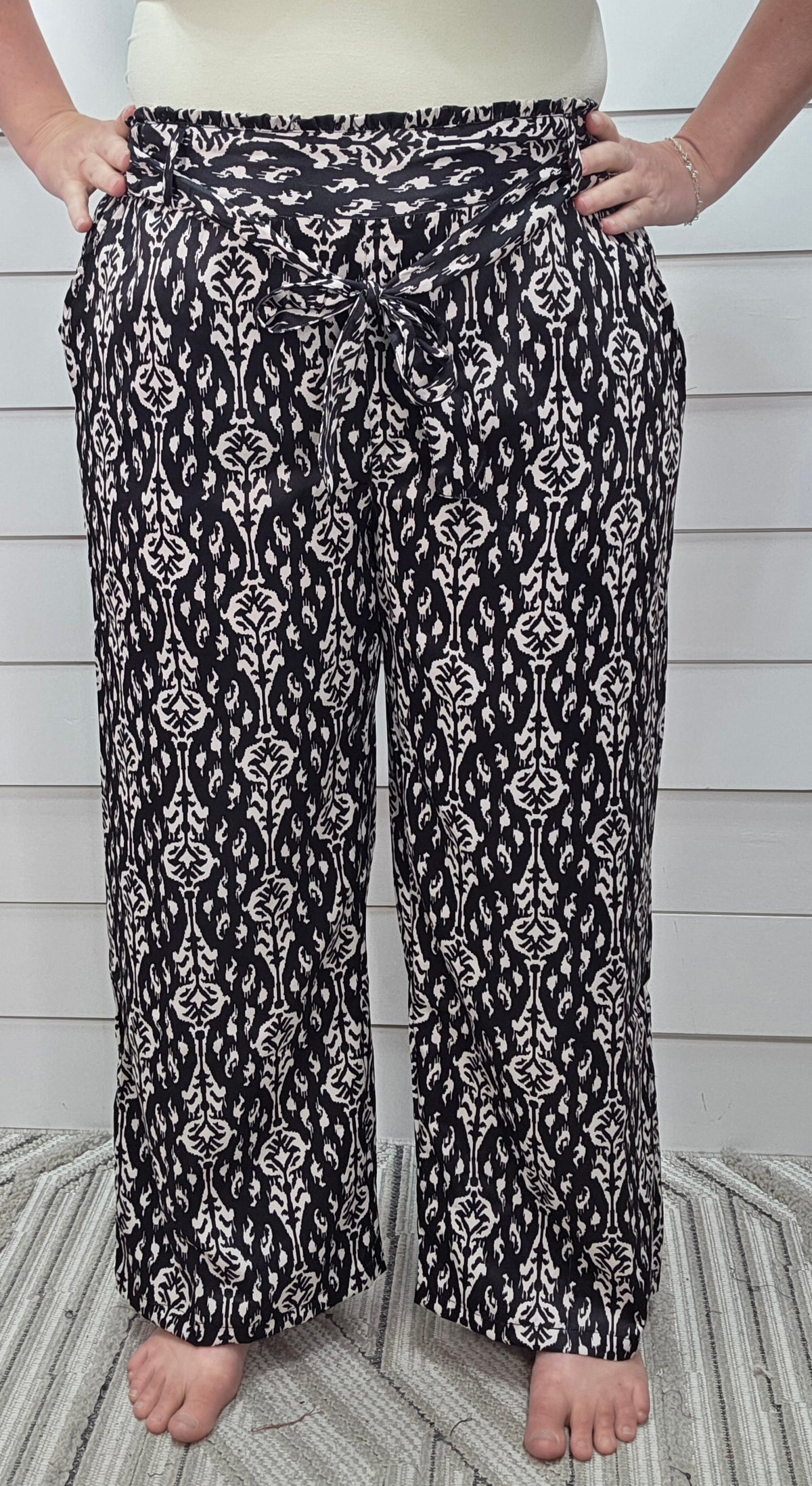 BLACK/BEIGE PRINTED ELASTIC WASIT TIE WIDE PANTS