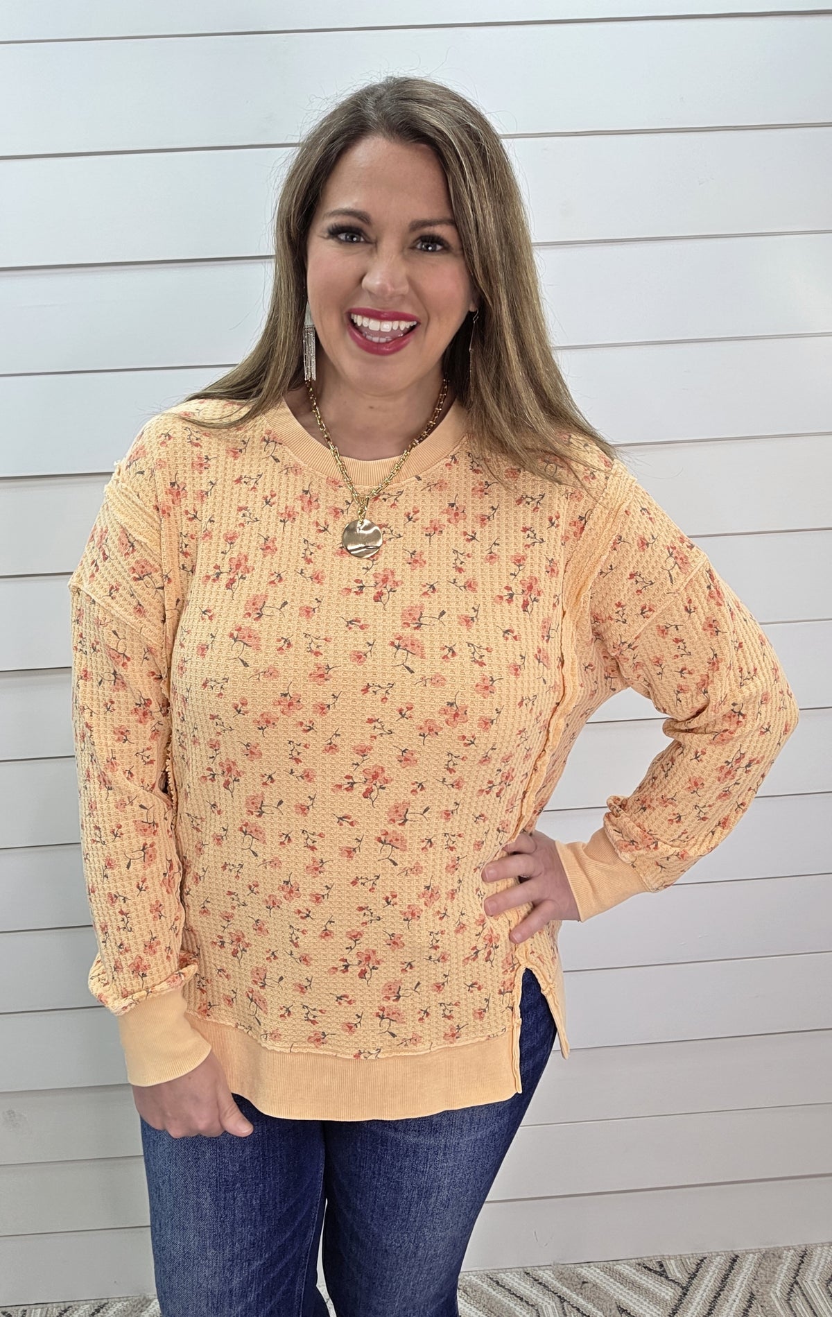 STRAW WAFFLE TEXTURE OVERSIZED FLORAL TOP W/ SPLIT HEM