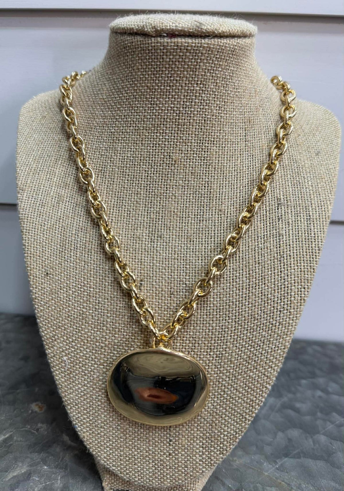 GOLD LINK CHAIN W/ LARGE HAMMERED CIRCLE