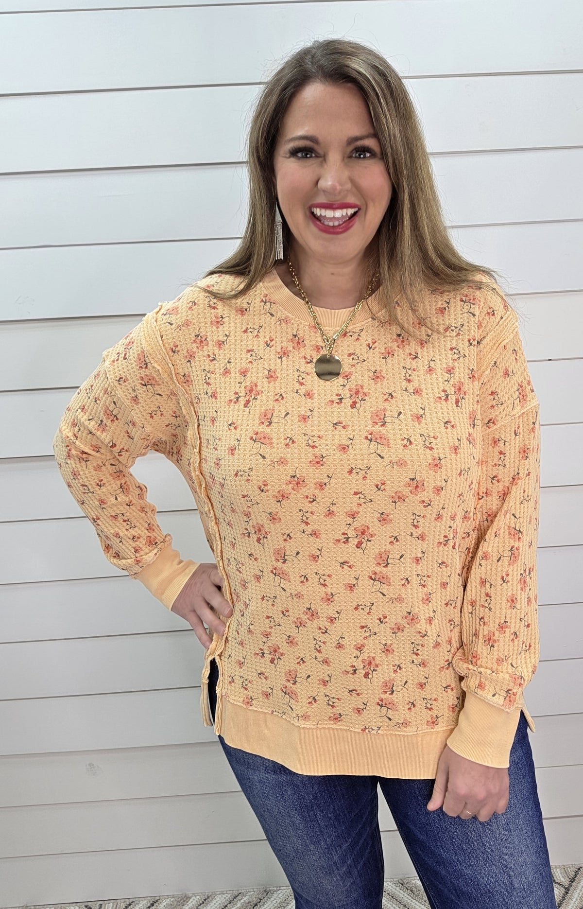 STRAW WAFFLE TEXTURE OVERSIZED FLORAL TOP W/ SPLIT HEM