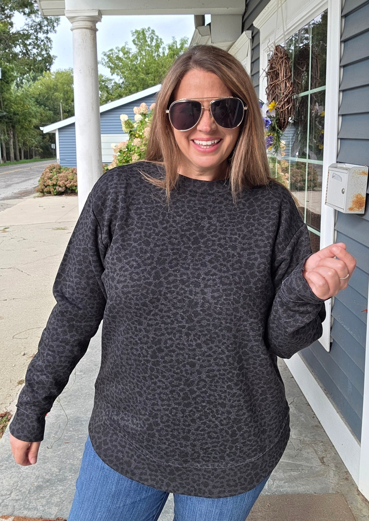 CHARCOAL LEAOPED FLEECE LINED CURVED HEM PULLOVER