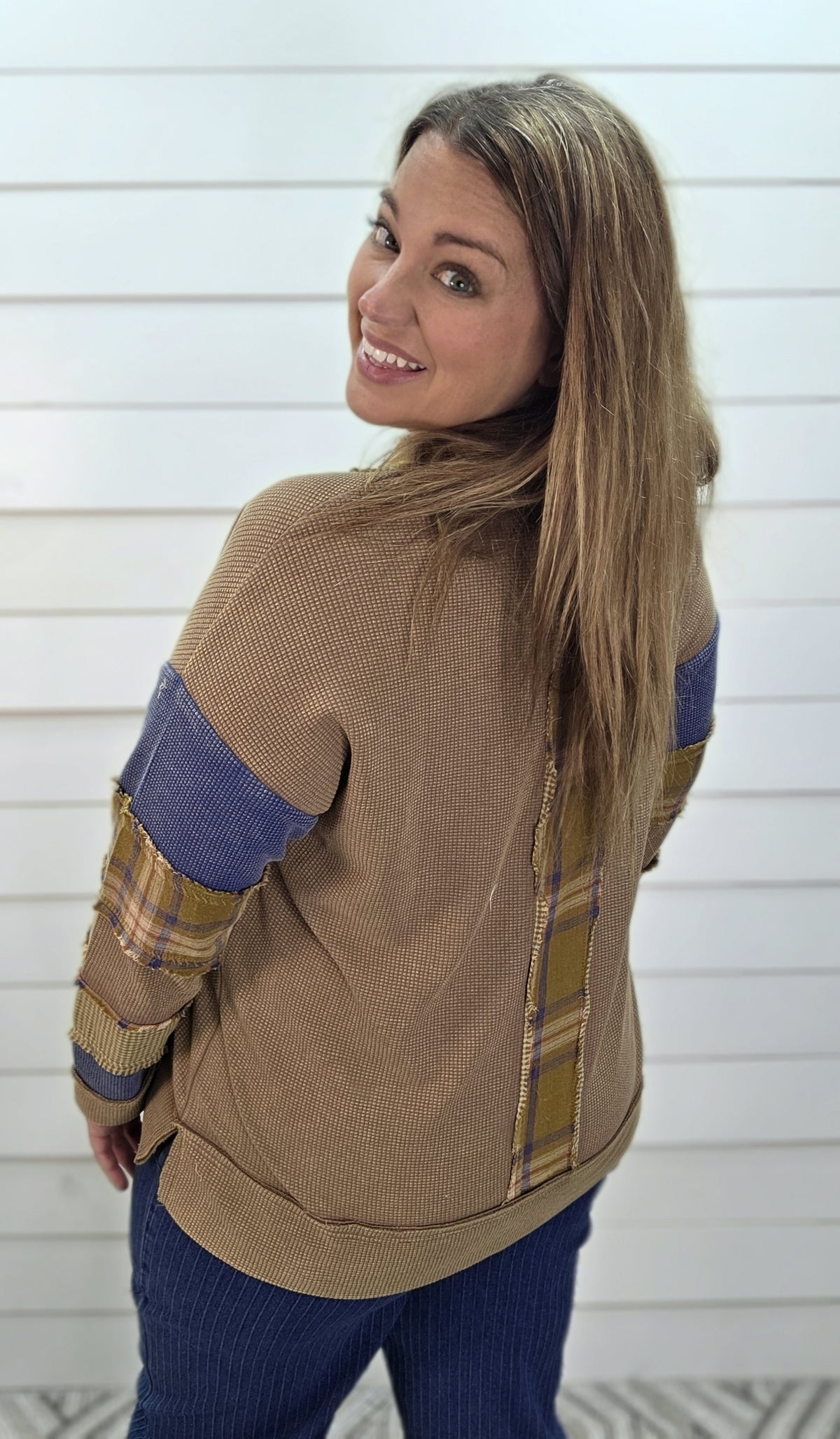 CAMEL WAFFLE TEXTURE COLORBLOCK SLEEVE W/ V NECK GINGHAM TRIM