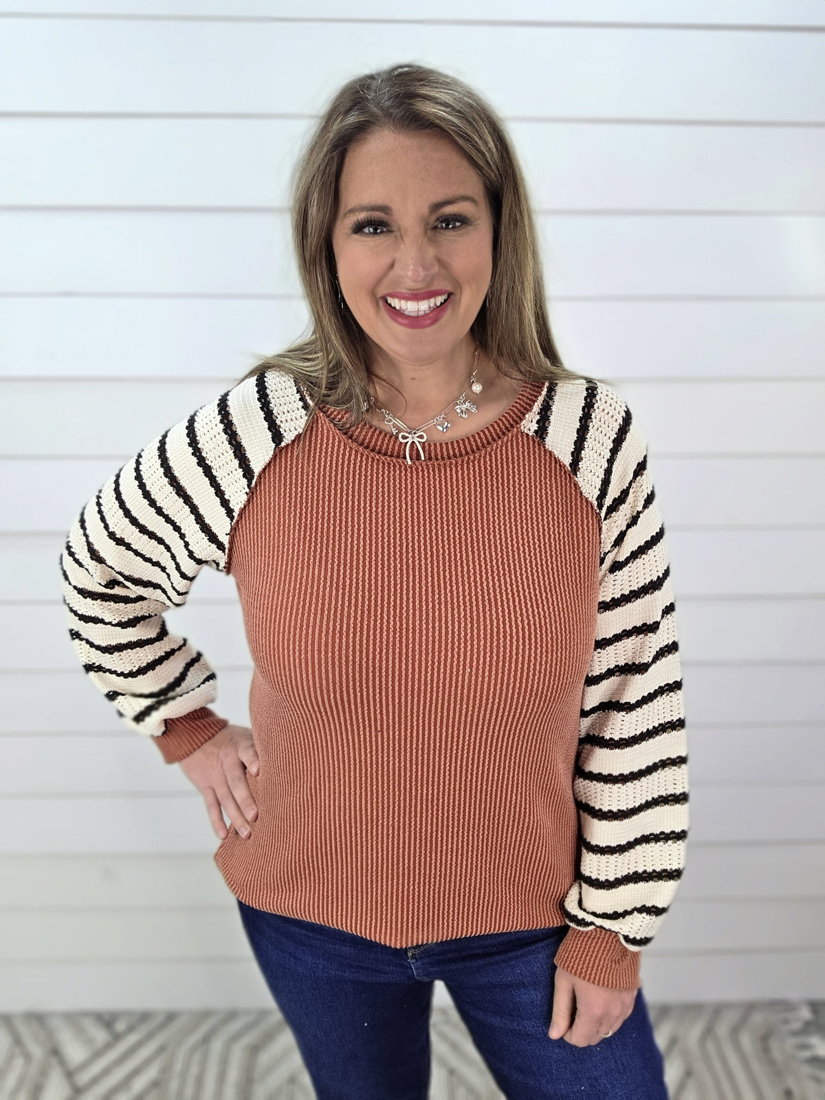 RUST RAISED RIBBED/STRIPED CONTRAST SLEEVE KNIT TOP