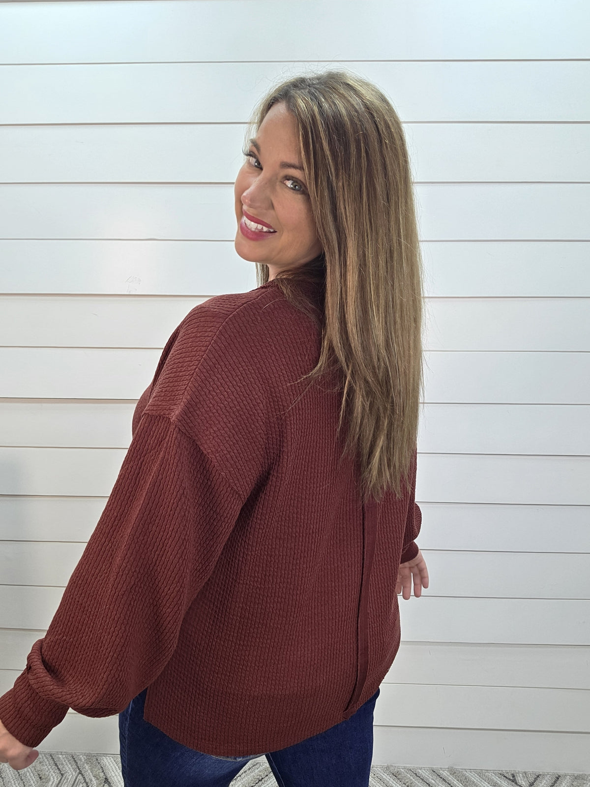 BURGUNDY TEXTURED EXPOSED SEAM LONG SLEEVE KNIT TOP