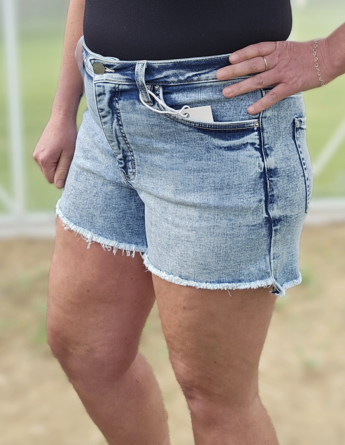 RFM STEP HEM ACID WASH SHORTS