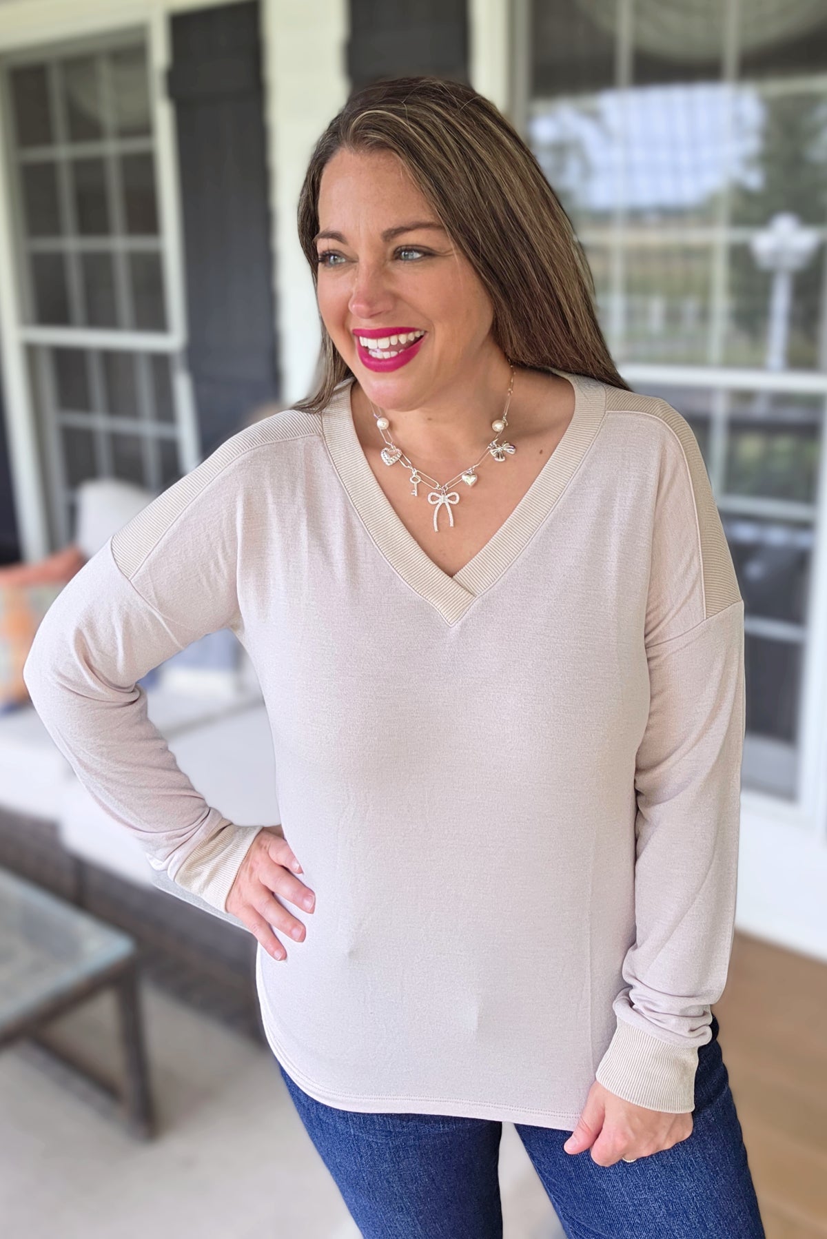 NATURAL V NECK FABRIC BLOCKED KNIT TOP