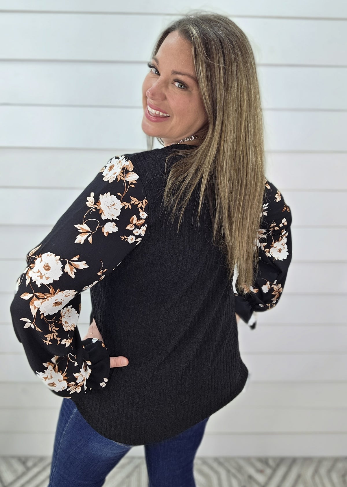BLACK RIBBED V NECK / FLORAL CONTRAST SLEEVE TOP