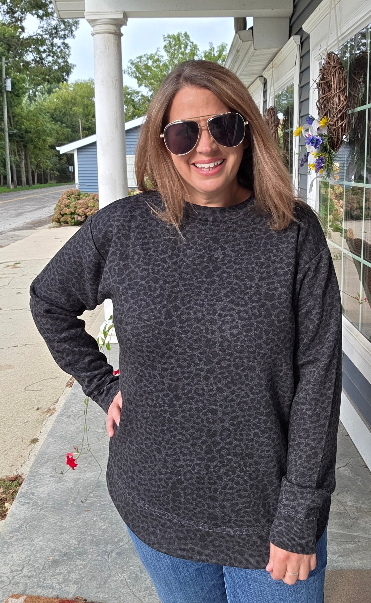 CHARCOAL LEAOPED FLEECE LINED CURVED HEM PULLOVER