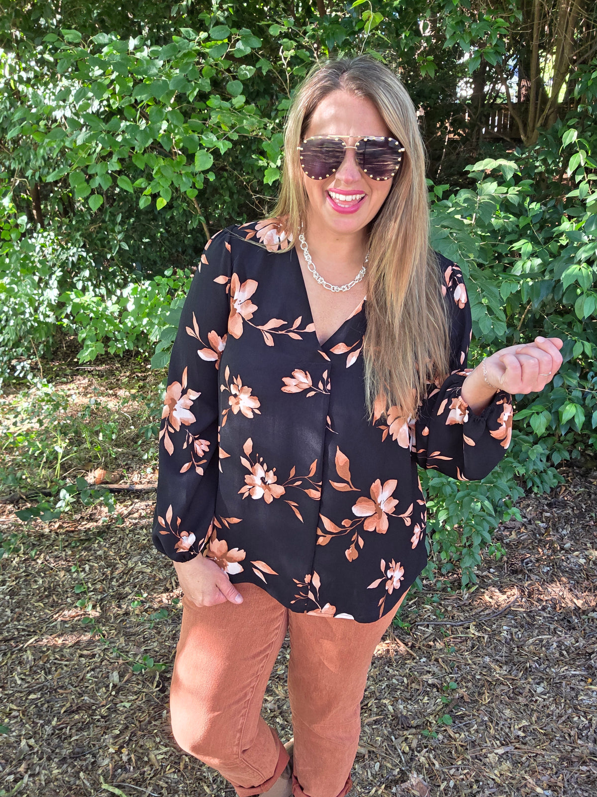 BLACK/RUST FLORAL WOVEN PLEATED TOP