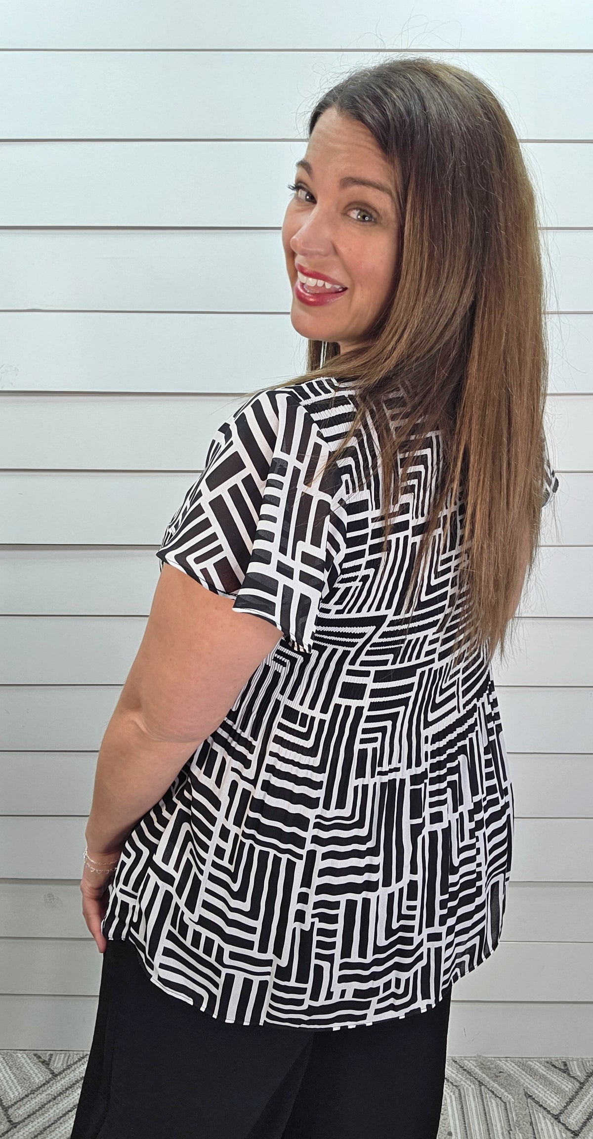 BLACK/WHITE GEO PRINT LOOSE SMOCK WOVEN TOP