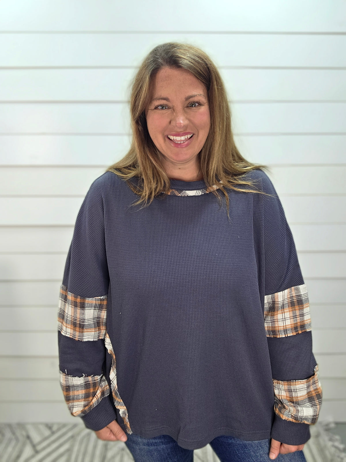 CHARCOAL WAFFLE TEXTURE/PLAID CONTRAST KNIT TOP