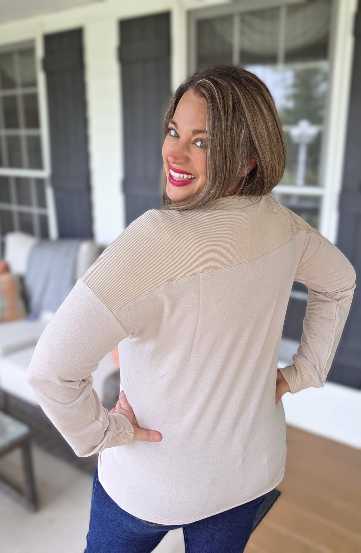 NATURAL V NECK FABRIC BLOCKED KNIT TOP