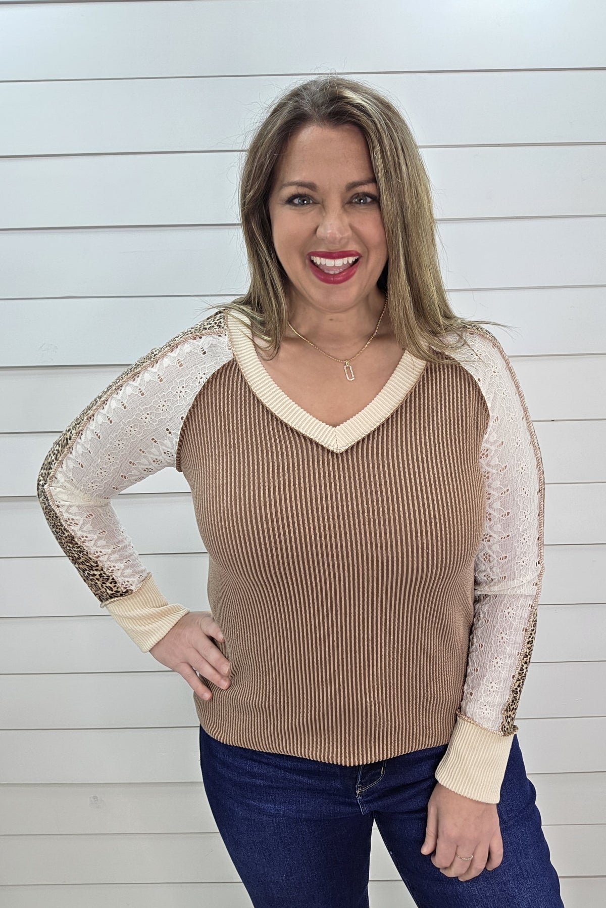 CHESTNUT RAISED RIBBED V NECK TOP W/ LACE/ANIMAL SLEEVE