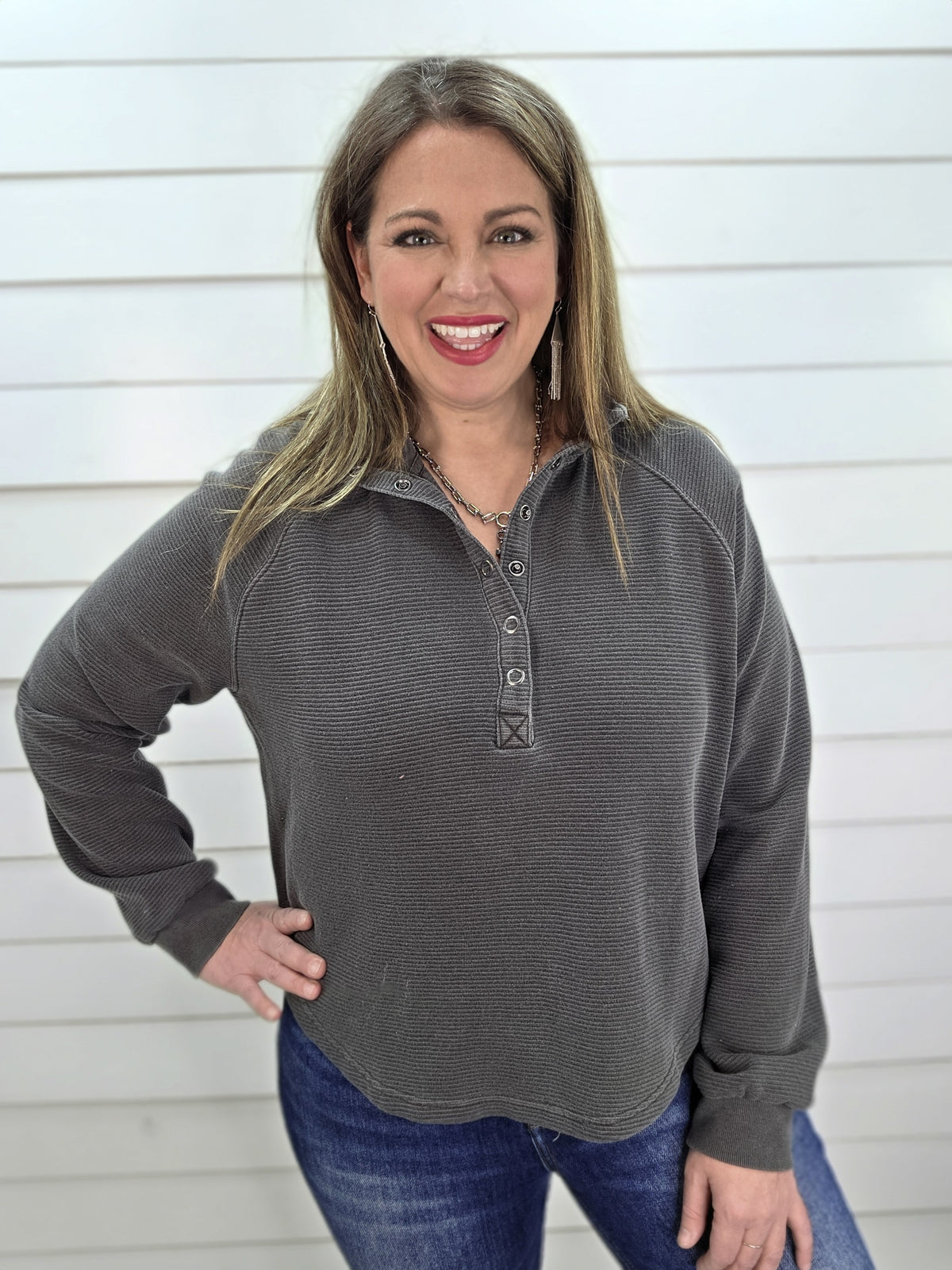 CHARCOAL TEXTURED SNAP BUTTON KNIT TOP