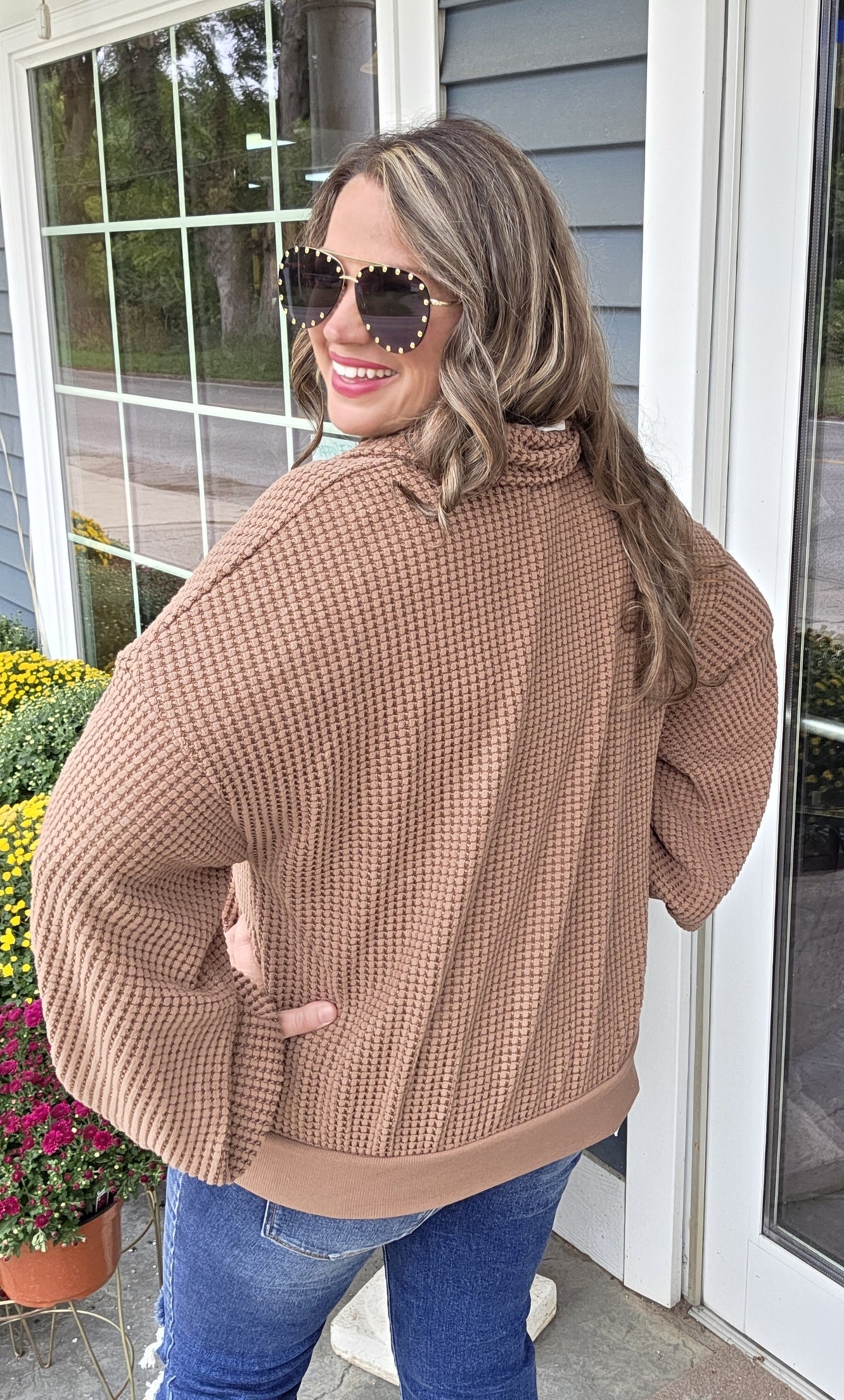 CHOCOLATE WAFFLE TEXTURE SNAP QUARTER KNIT TOP