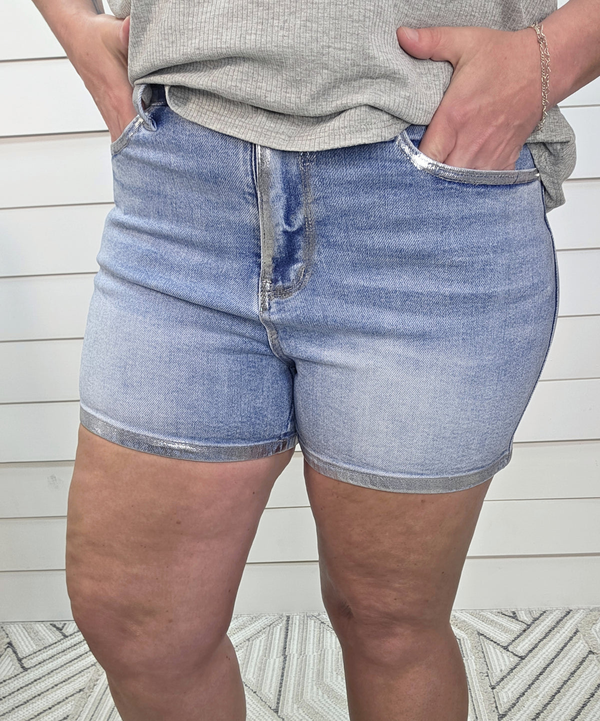 JUDY BLUE SILVER METALLIC TRIM SHORT