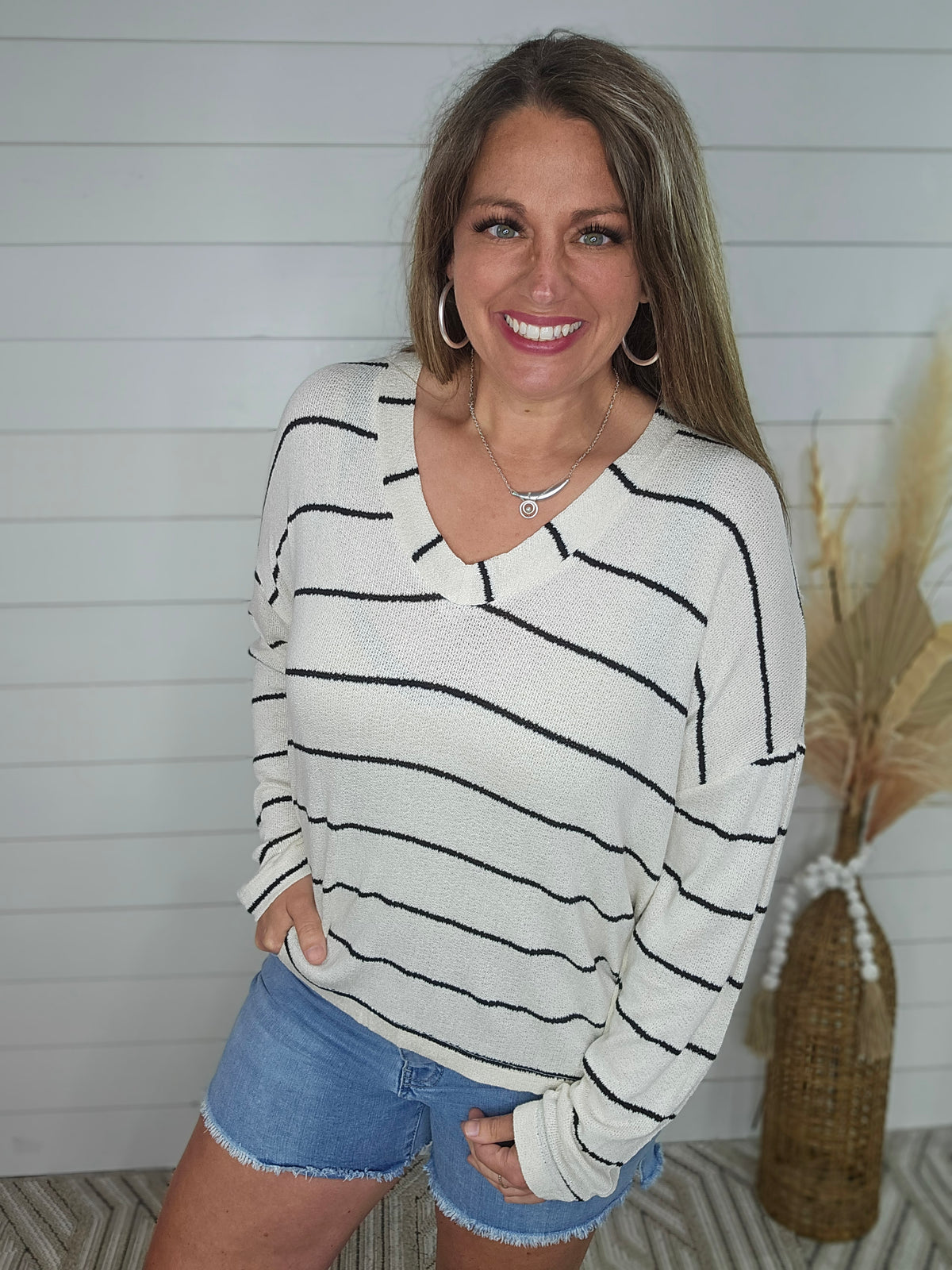 IVORY/BLACK KNIT V NECK LIGHT WEIGHT SWEATER