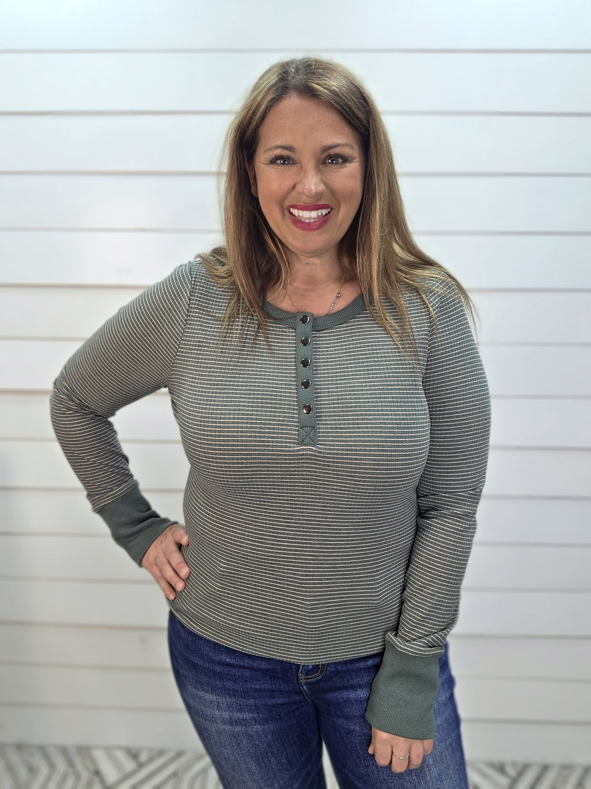 FOREST GREEN HENLEY CONTRAST TOP W/ QUARTER SNAP