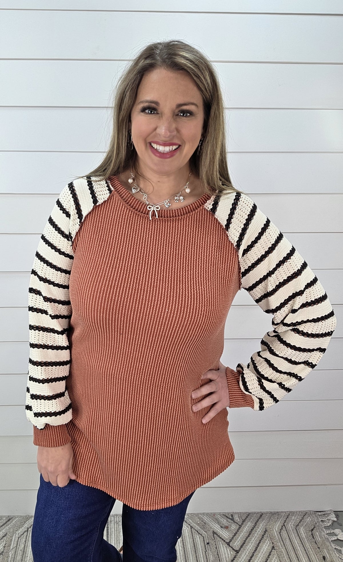 RUST RAISED RIBBED/STRIPED CONTRAST SLEEVE KNIT TOP
