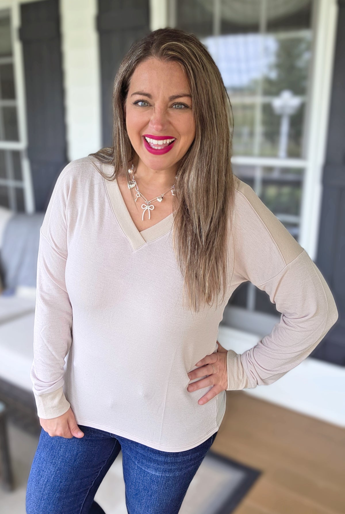 NATURAL V NECK FABRIC BLOCKED KNIT TOP