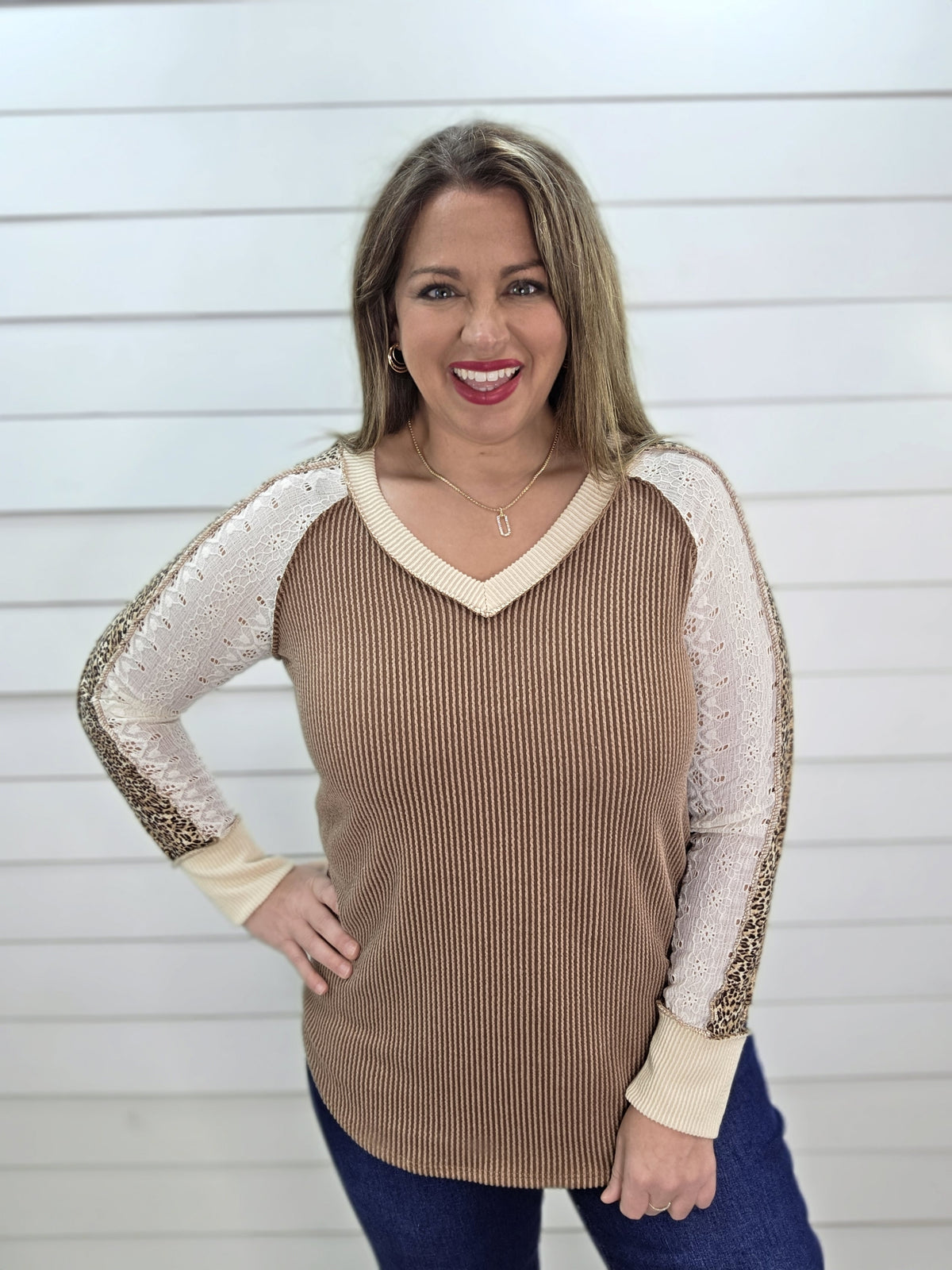 CHESTNUT RAISED RIBBED V NECK TOP W/ LACE/ANIMAL SLEEVE