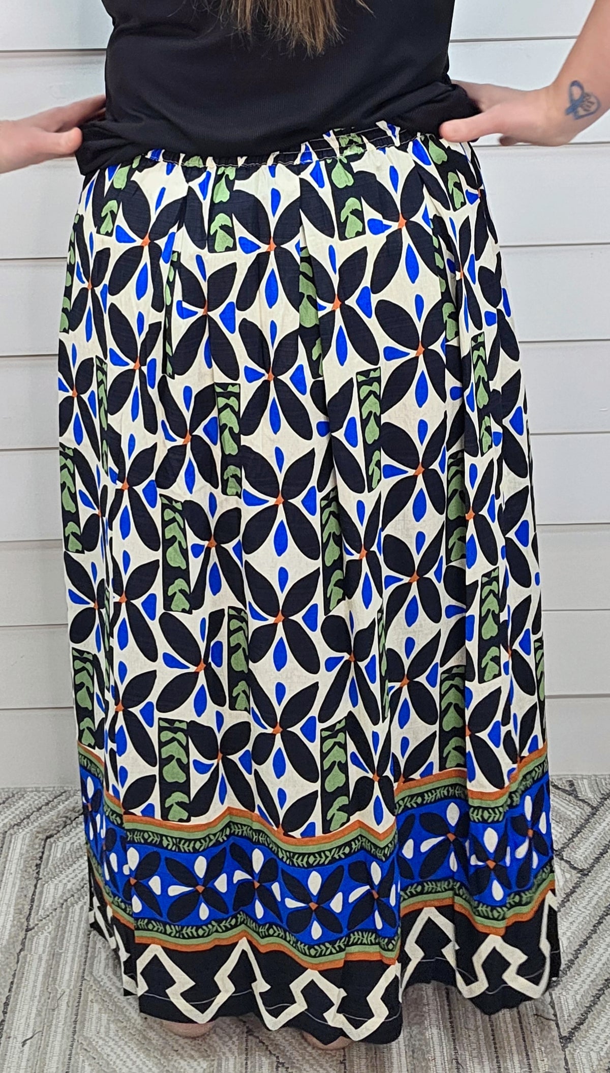 BLACK/BLUE PRINTED ELASTIC WAIST MAXI SKIRT