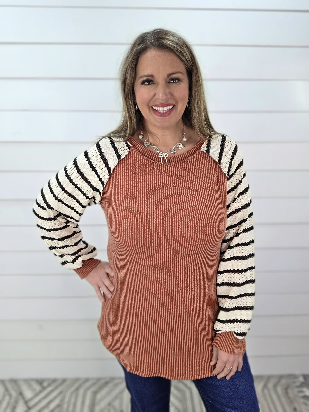 RUST RAISED RIBBED/STRIPED CONTRAST SLEEVE KNIT TOP
