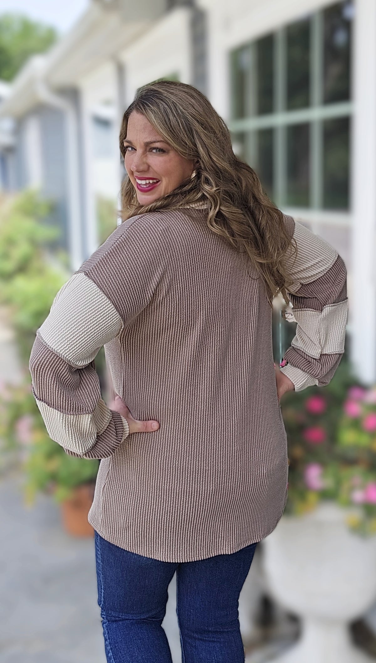 MOCHA/CREAM RAISED RIBBED LAY DOWN COLOR KNIT TOP
