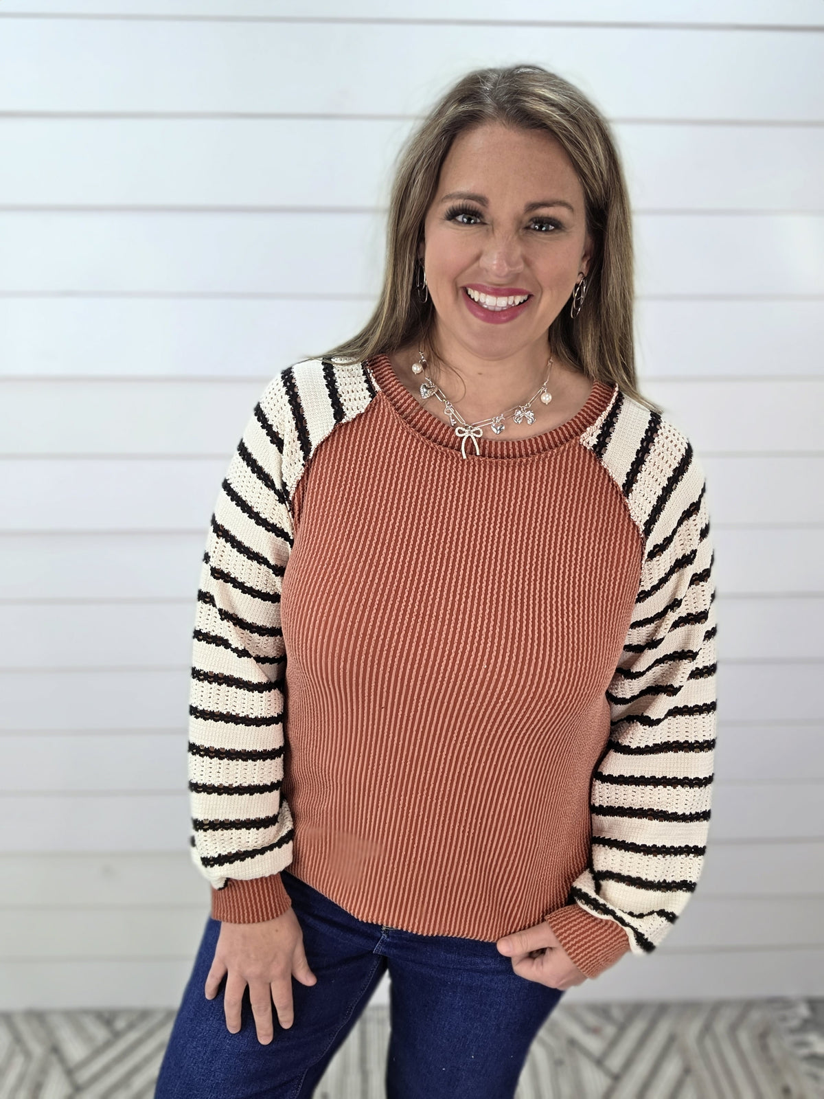 RUST RAISED RIBBED/STRIPED CONTRAST SLEEVE KNIT TOP
