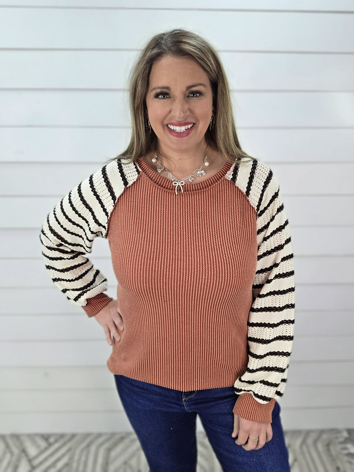 RUST RAISED RIBBED/STRIPED CONTRAST SLEEVE KNIT TOP