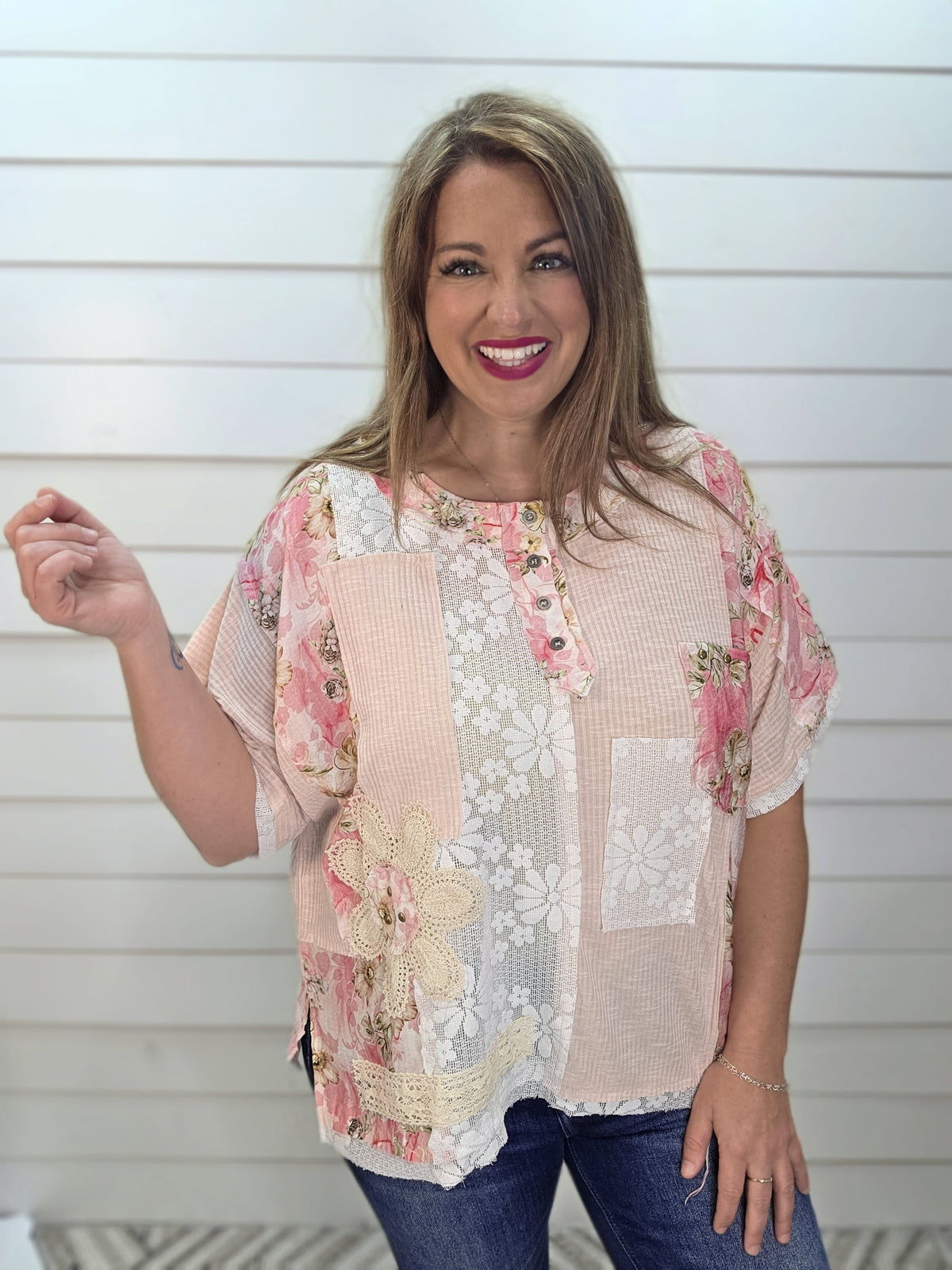 POL LIGHT PINK FLORAL/LACE PATHWORK TOP