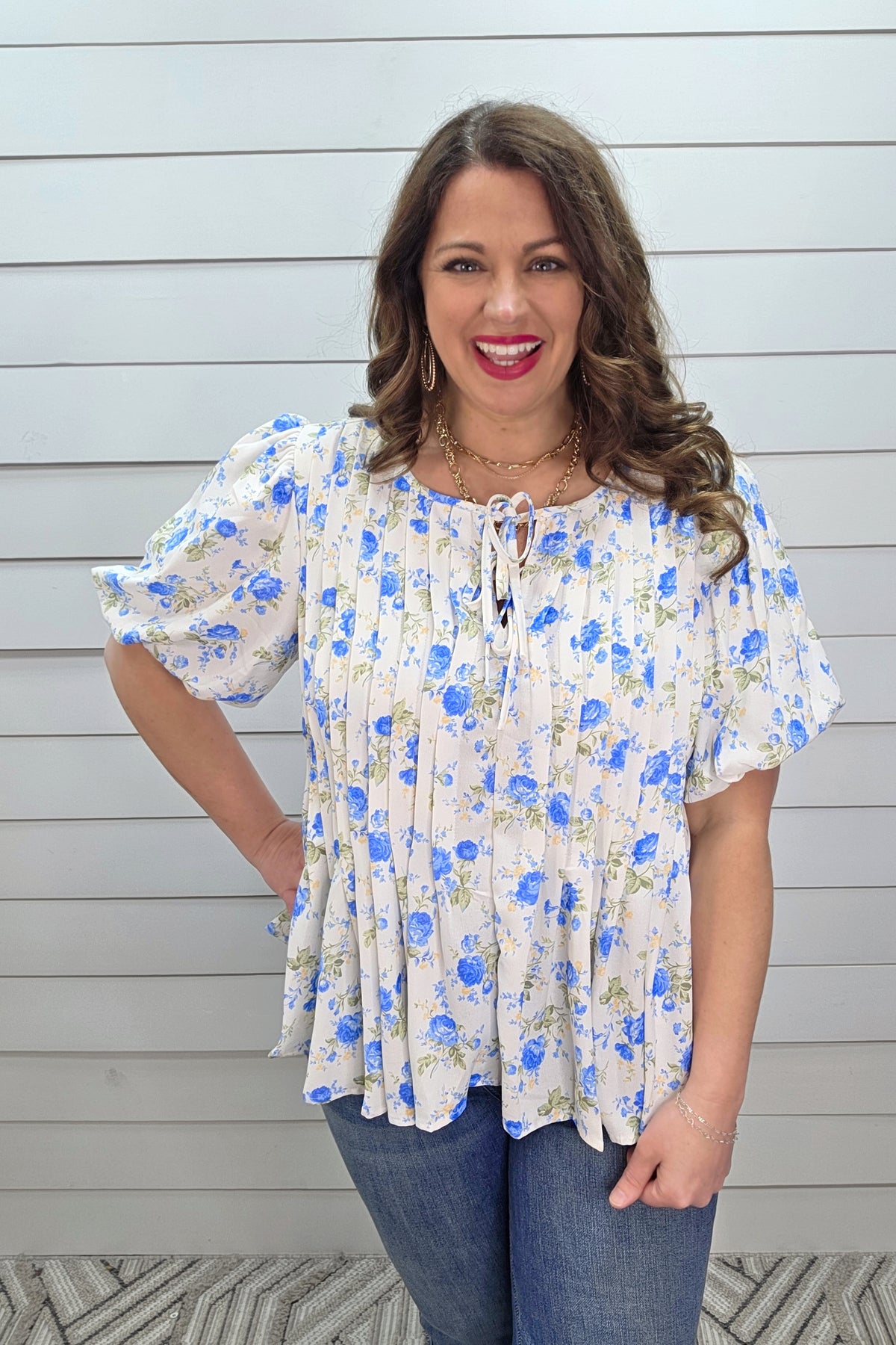 WHITE/BLUE FLORAL PLEATED WOVEN TOP
