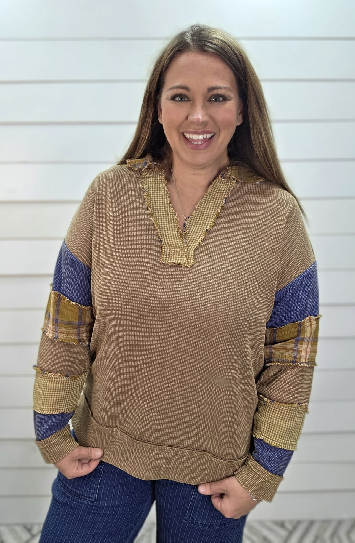 CAMEL WAFFLE TEXTURE COLORBLOCK SLEEVE W/ V NECK GINGHAM TRIM
