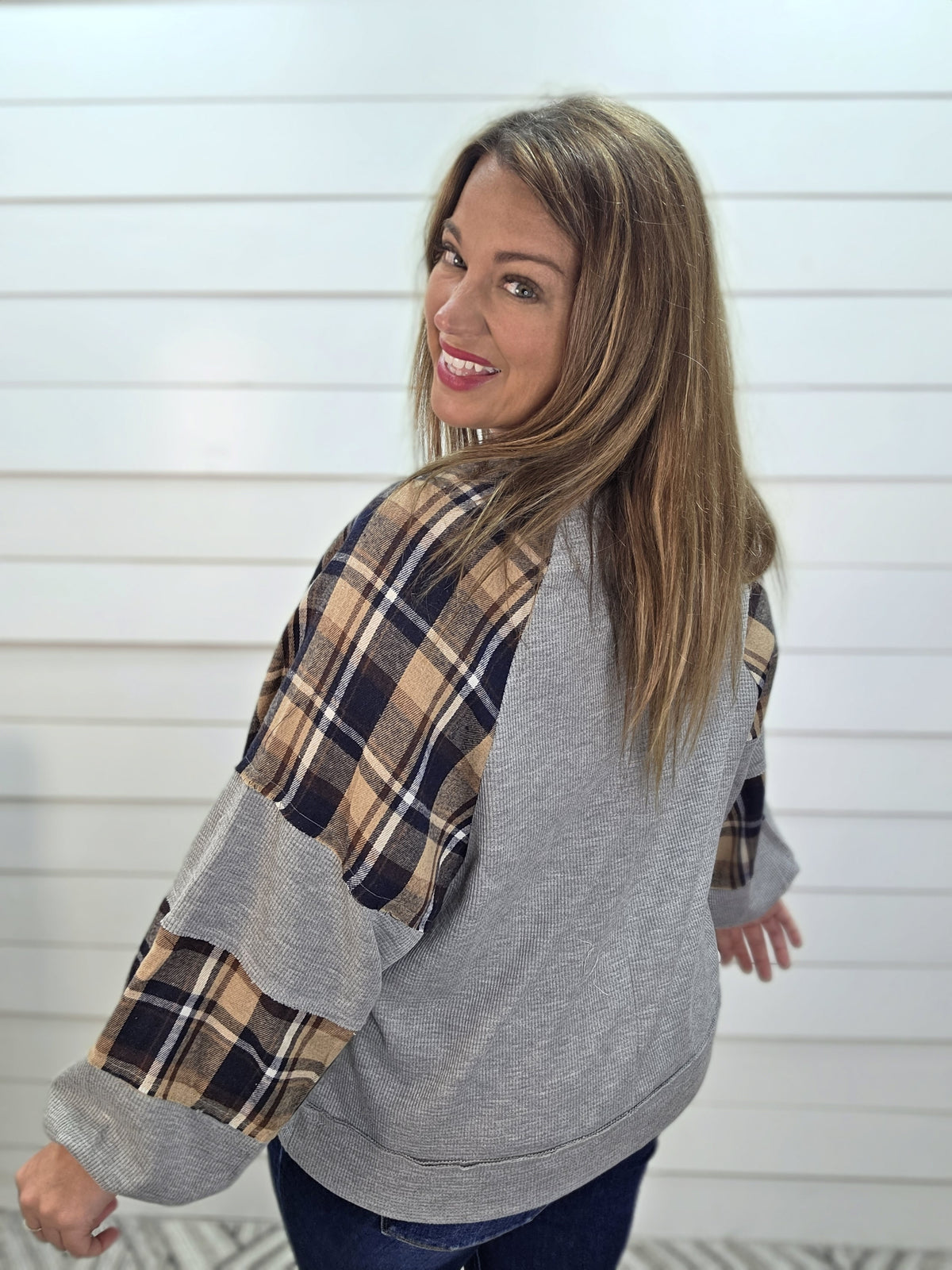 GREY WAFFLE TEXTURE LOOSE FIT PLAID ACCENT KNIT TOP