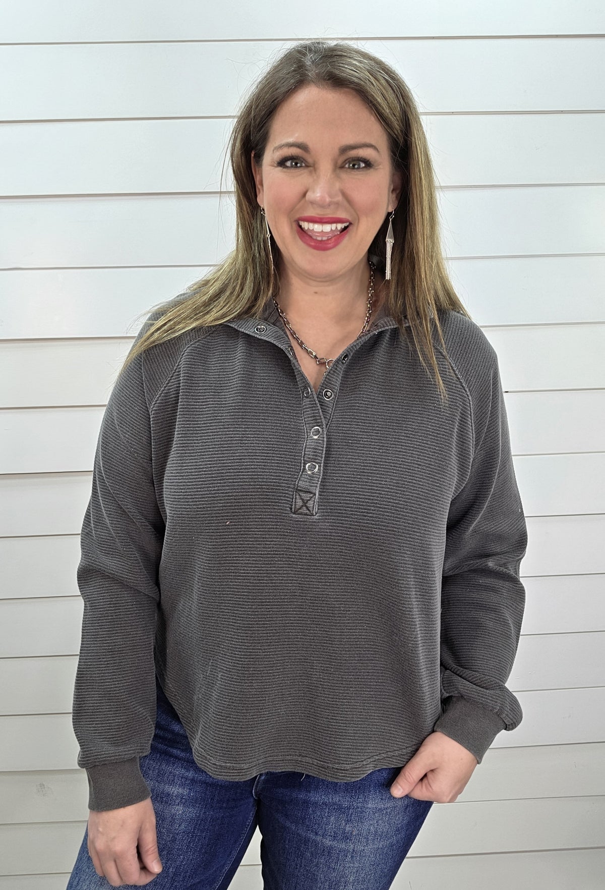 CHARCOAL TEXTURED SNAP BUTTON KNIT TOP