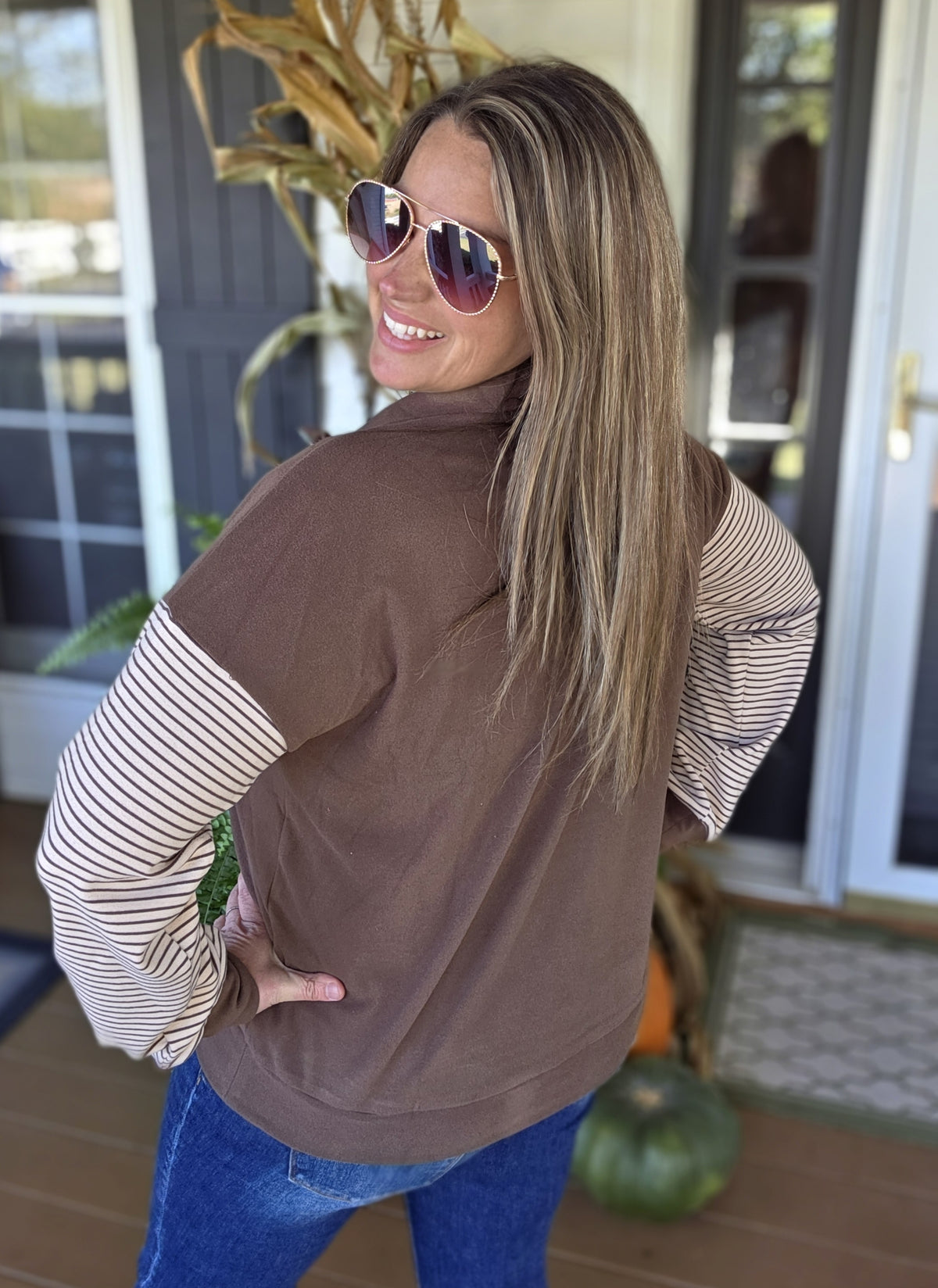 BROWN/STRIPED SLEEVE QUARTER ZIP KNIT PULLOVER