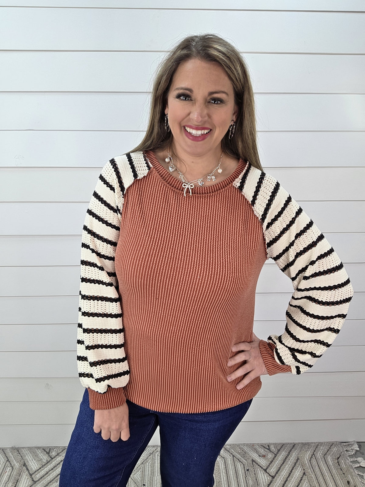 RUST RAISED RIBBED/STRIPED CONTRAST SLEEVE KNIT TOP