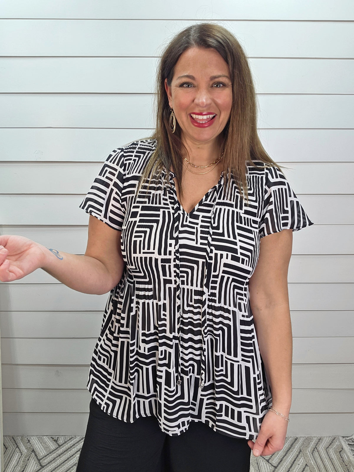 BLACK/WHITE GEO PRINT LOOSE SMOCK WOVEN TOP